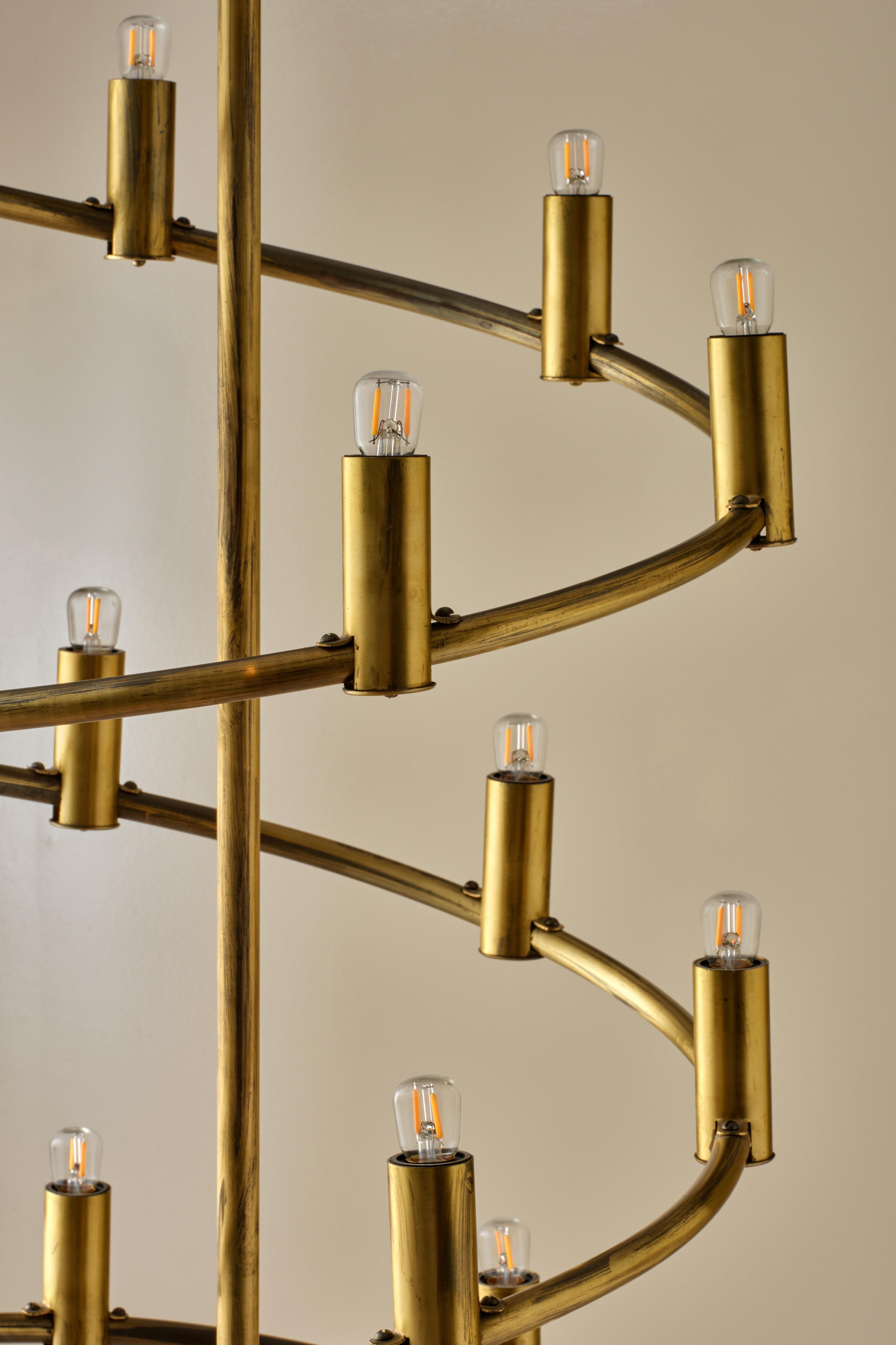 Svedese Coppia unica di grandi lampadari svedesi in ottone, anni '60 in vendita