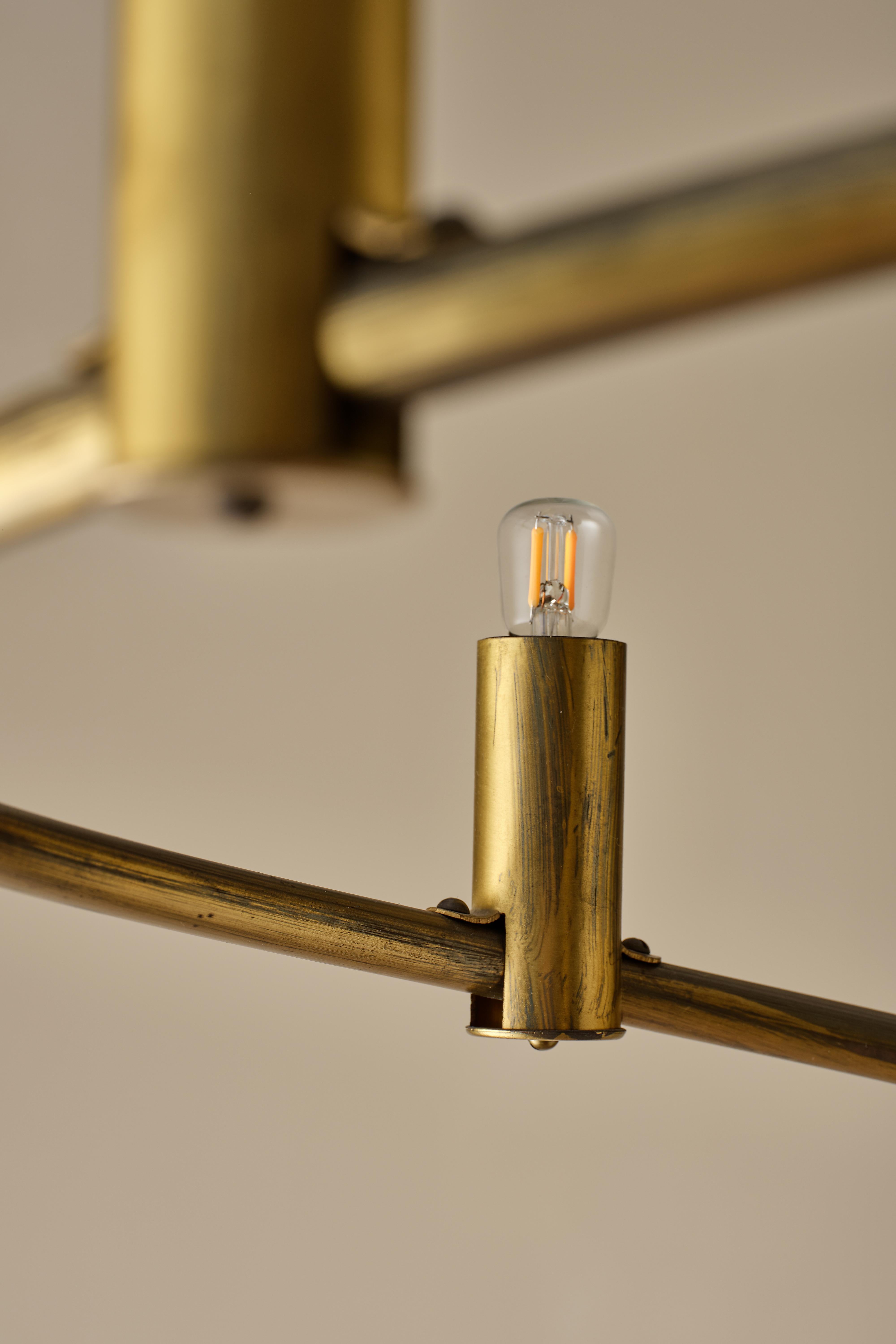 Coppia unica di grandi lampadari svedesi in ottone, anni '60 In condizioni buone in vendita a Stockholm, SE