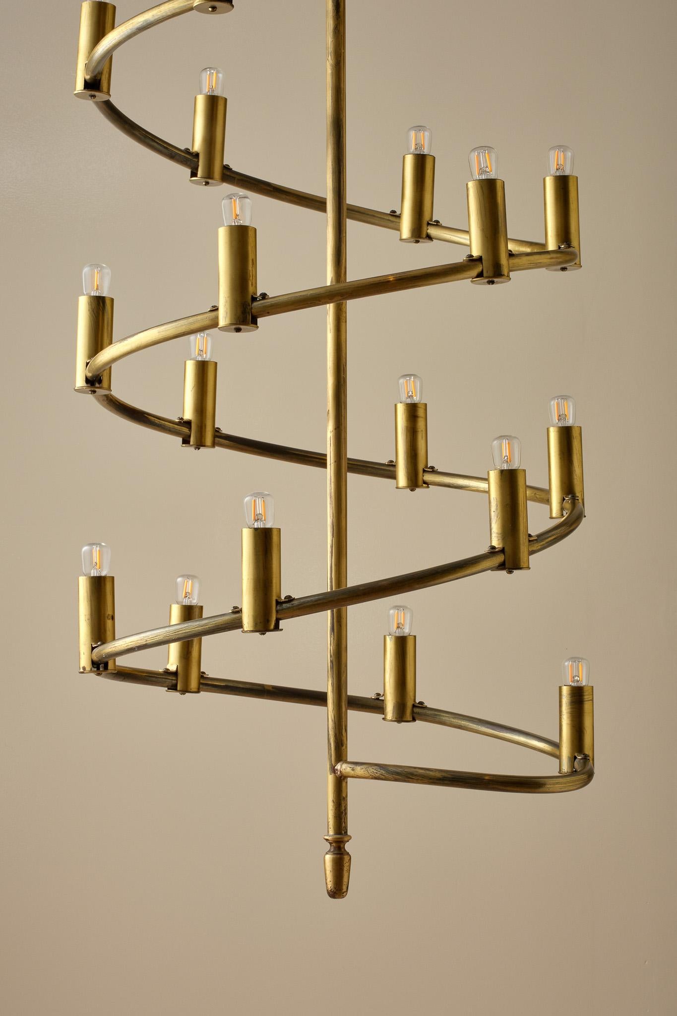 Metà XX secolo Coppia unica di grandi lampadari svedesi in ottone, anni '60 in vendita