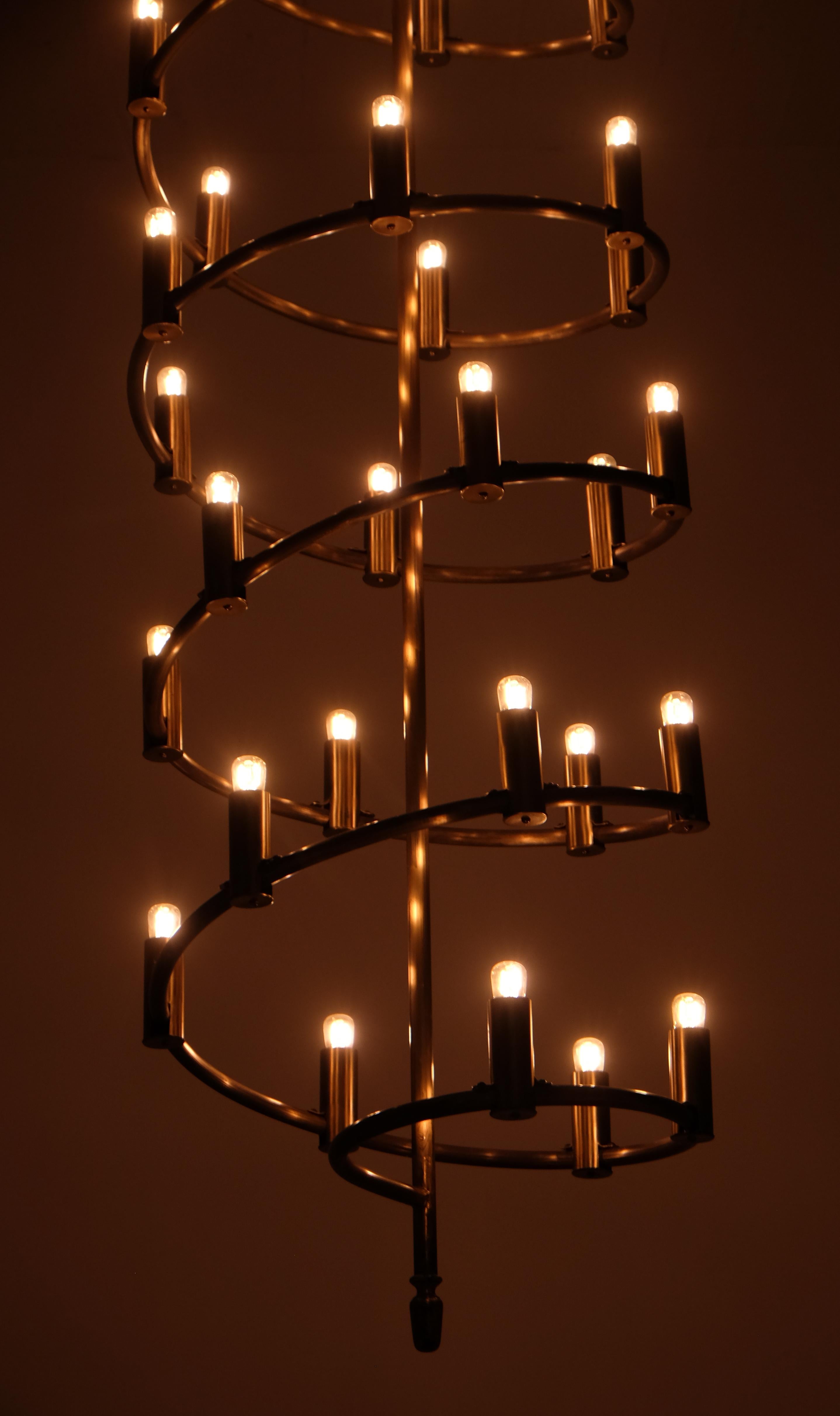 Ottone Coppia unica di grandi lampadari svedesi in ottone, anni '60 in vendita