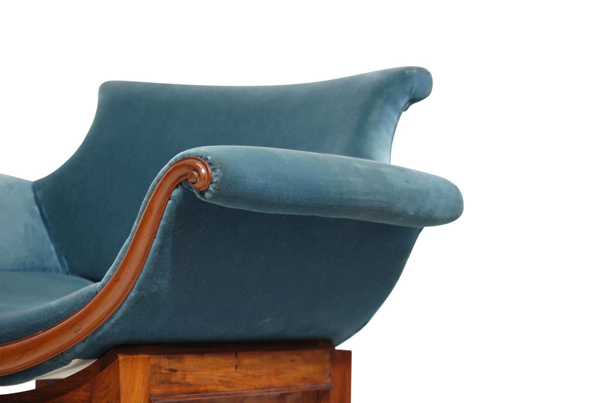 Einzigartiges Paar Sessel aus der Mitte des Jahrhunderts aus brasilianischem Caviuna- und blauem Samt im Angebot 1