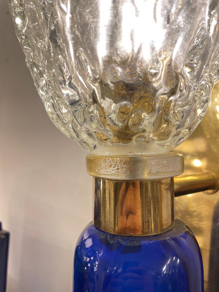 Une des rares appliques/concessions en verre de Murano soufflé à la main par le célèbre fabricant de verre Barovier & Toso, Italie, années 1980. Les éléments bleu royal et clair avec les abat-jour en verre Rostrato donnent aux appliques un design