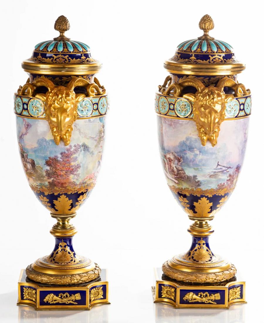 Pareja única de opulentas urnas de porcelana pintadas a mano al estilo de Sevres por F. Bellanger Dorado en venta