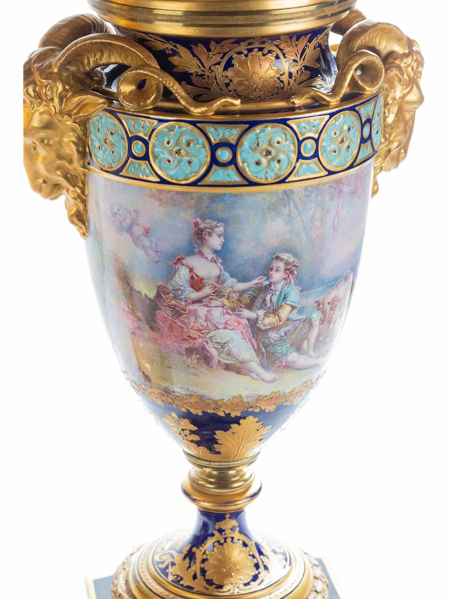 Pareja única de opulentas urnas de porcelana pintadas a mano al estilo de Sevres por F. Bellanger en Bueno estado para la venta en New York, NY