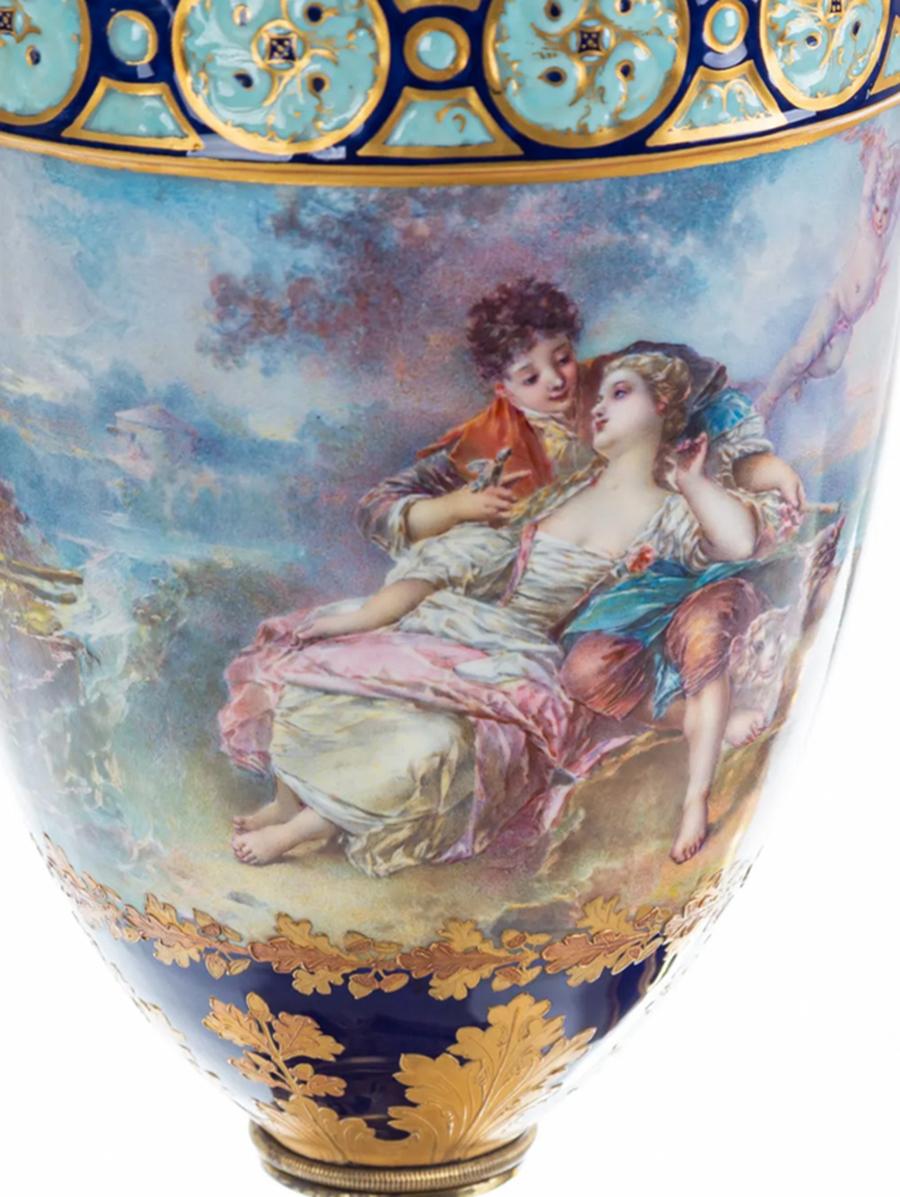 Pareja única de opulentas urnas de porcelana pintadas a mano al estilo de Sevres por F. Bellanger siglo XIX en venta