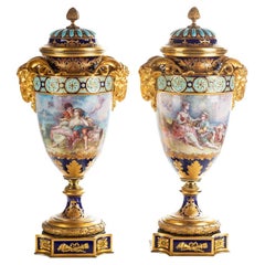 Pareja única de opulentas urnas de porcelana pintadas a mano al estilo de Sevres por F. Bellanger