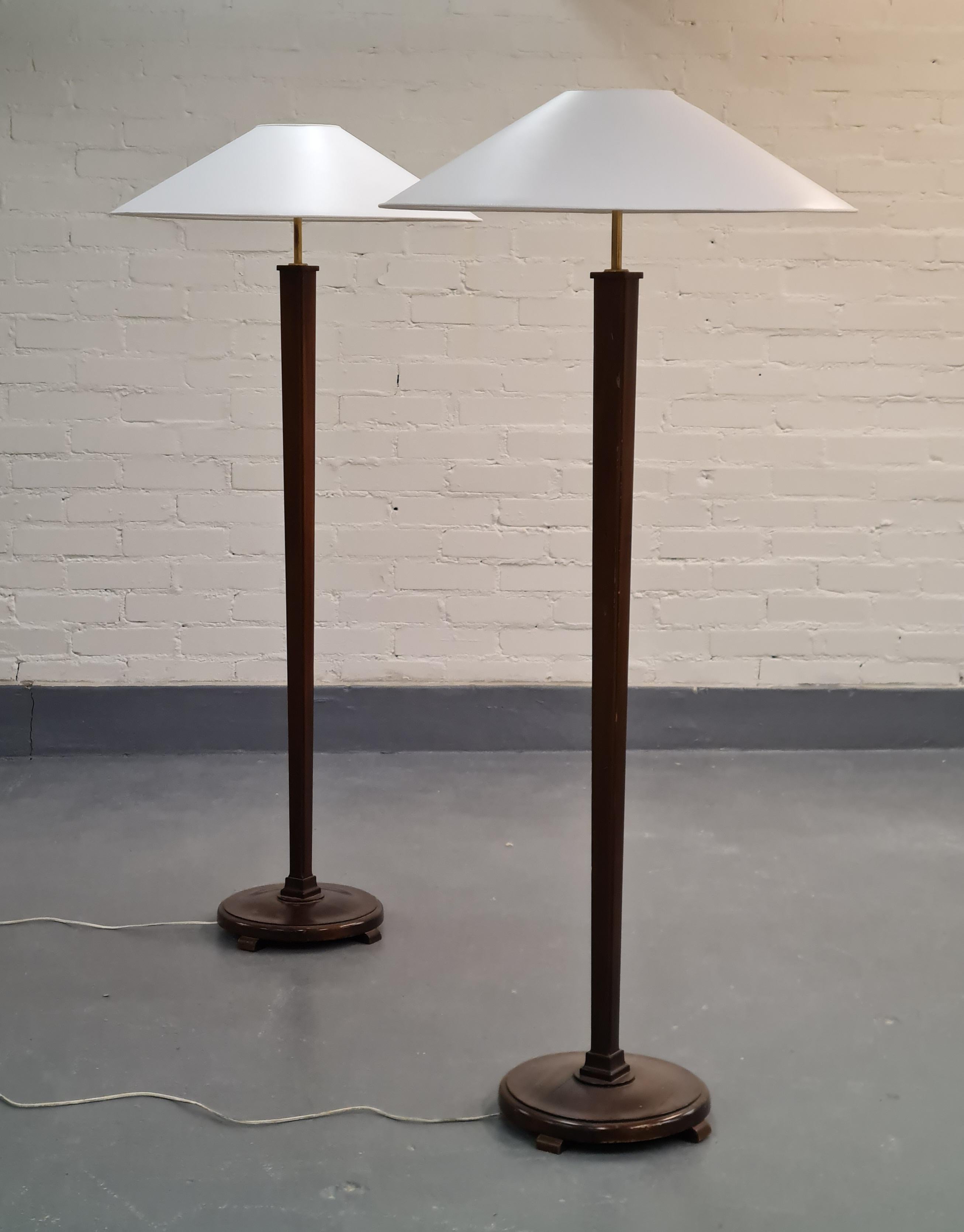 Une belle paire de lampadaires commandés par Paul Boman à Paavo Tynell pour le club house de United Paper Mills (Yhtyneet paperitehtaat) à Jämsänkoski. P. Boman / Oy Taito Ab, c. fin des années 1940. Nous avons acquis ces lampes directement auprès