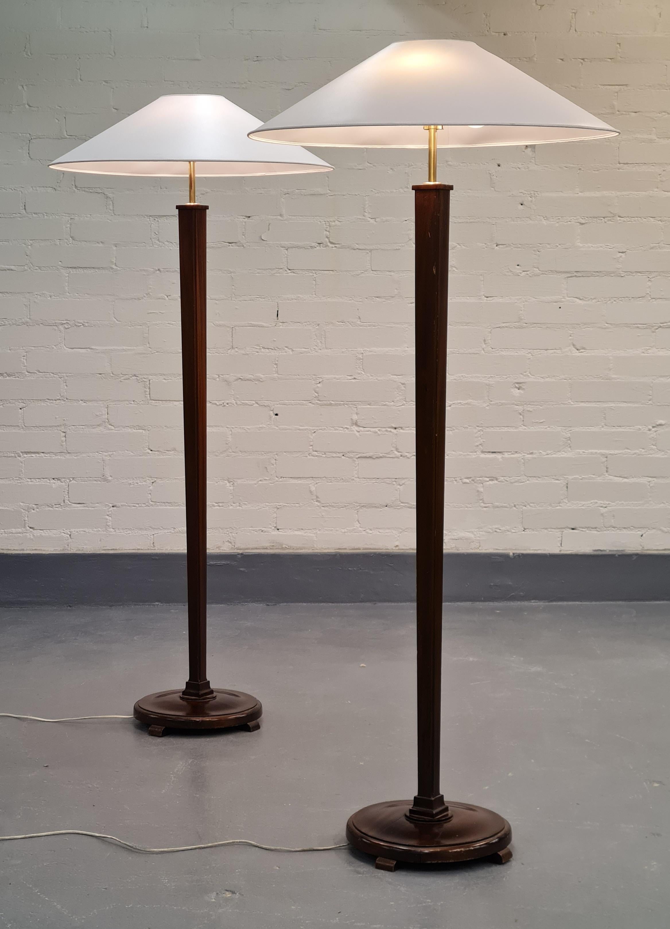 Scandinave moderne Paire unique de lampadaires Paavo Tynell/Paul Boman, Taito/Boman en vente