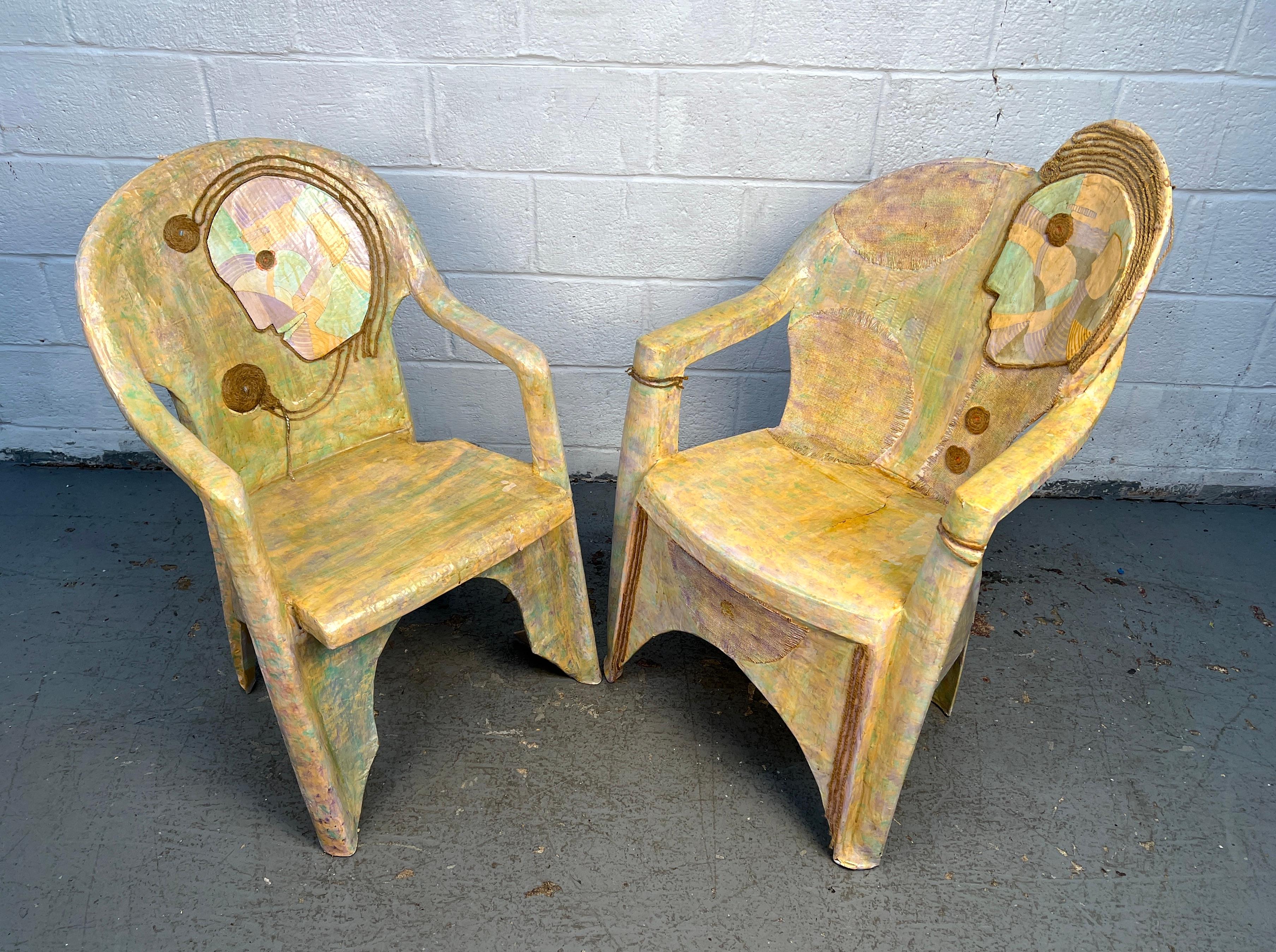 Unverwechselbares Paar Stühle aus Pappmaché mit skulpturalen Formen und künstlerischer Textur. Ihre einzigartige Konstruktion und organische Form machen sie zu auffälligen Dekorationsobjekten, die Funktion mit kühnem Design verbinden.

Bitte