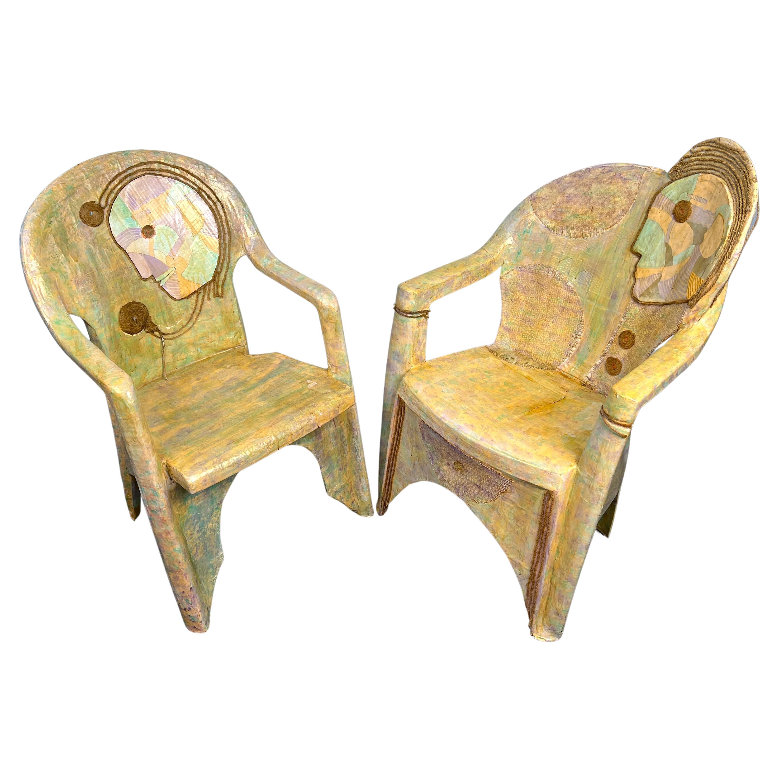 Paire unique de chaises en papier mâché