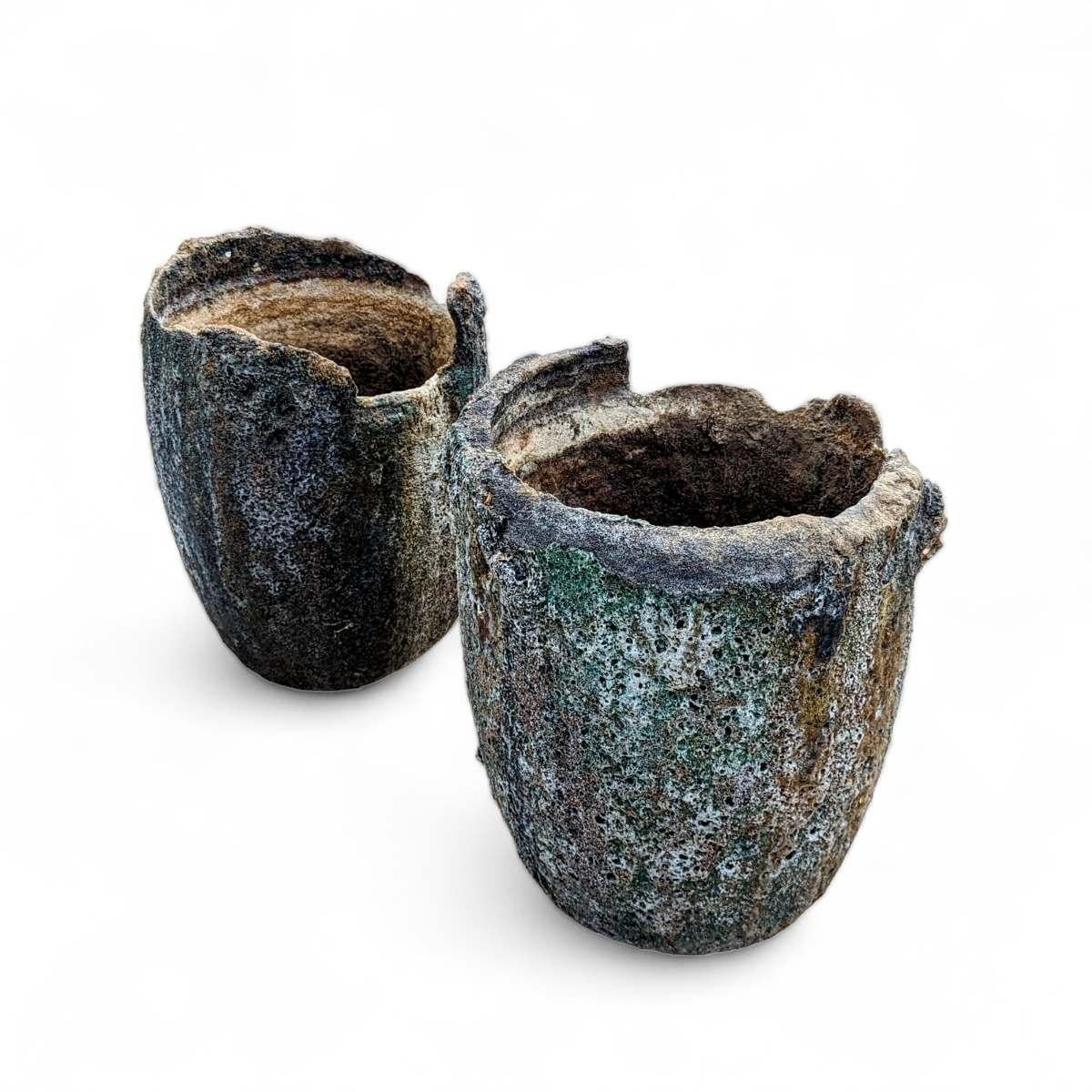 Ceramica Coppia unica di vasi da fioriera in crogiolo patinato - stile rustico antico in vendita