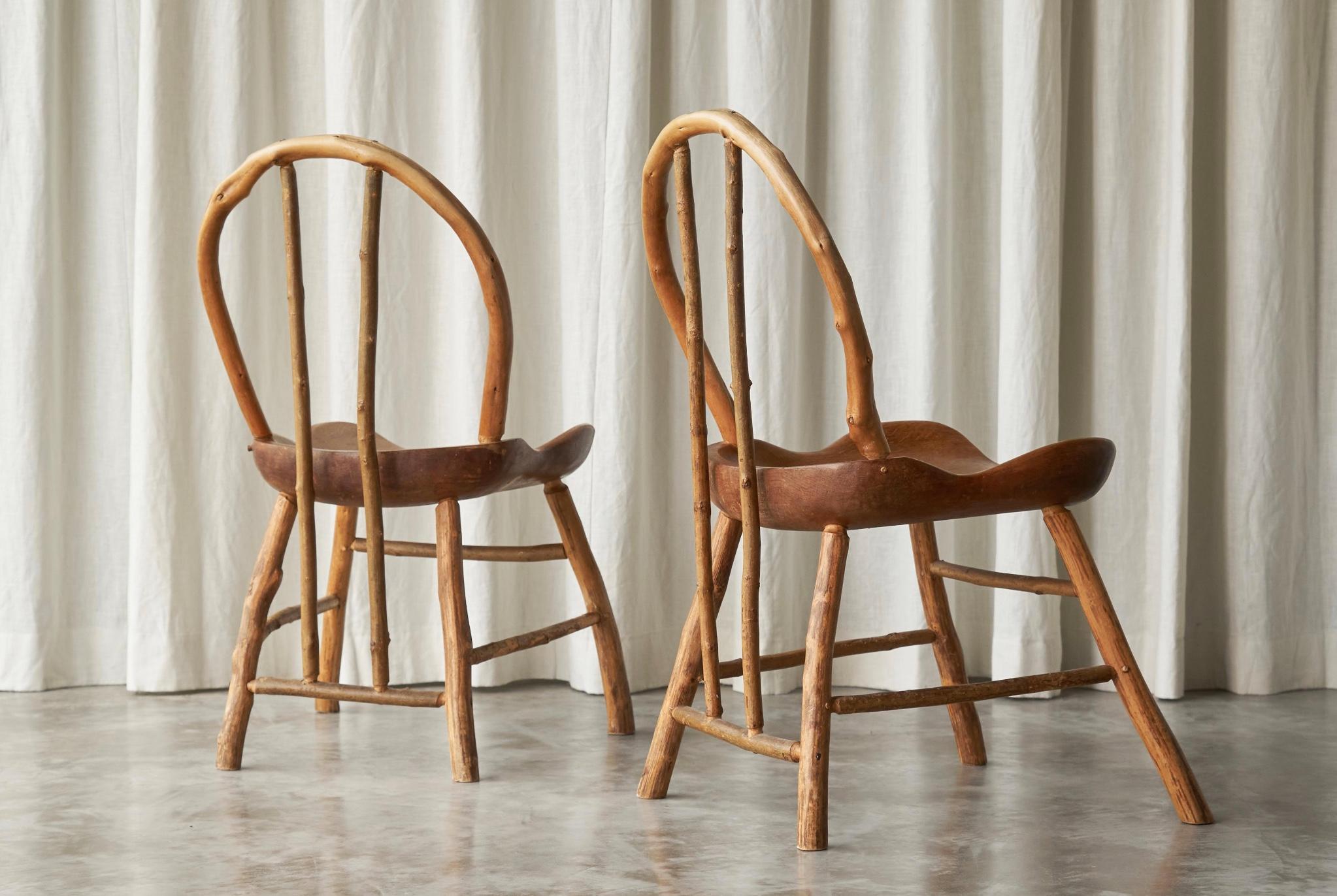 Paire unique de chaises d'appoint 
