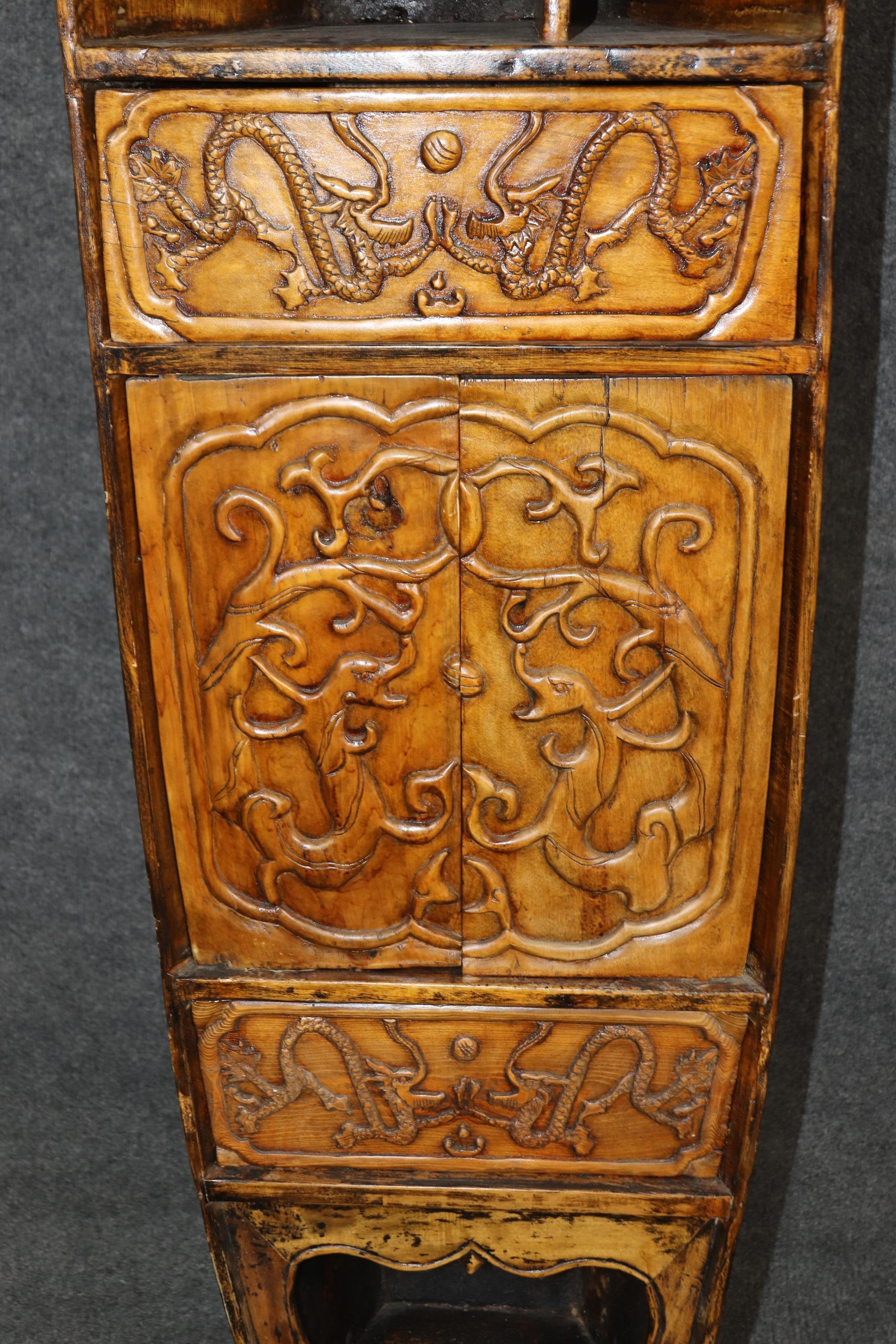 Paire unique de bibliothèques en teck sculpté en forme de canoë de dragon asiatique en vente 3