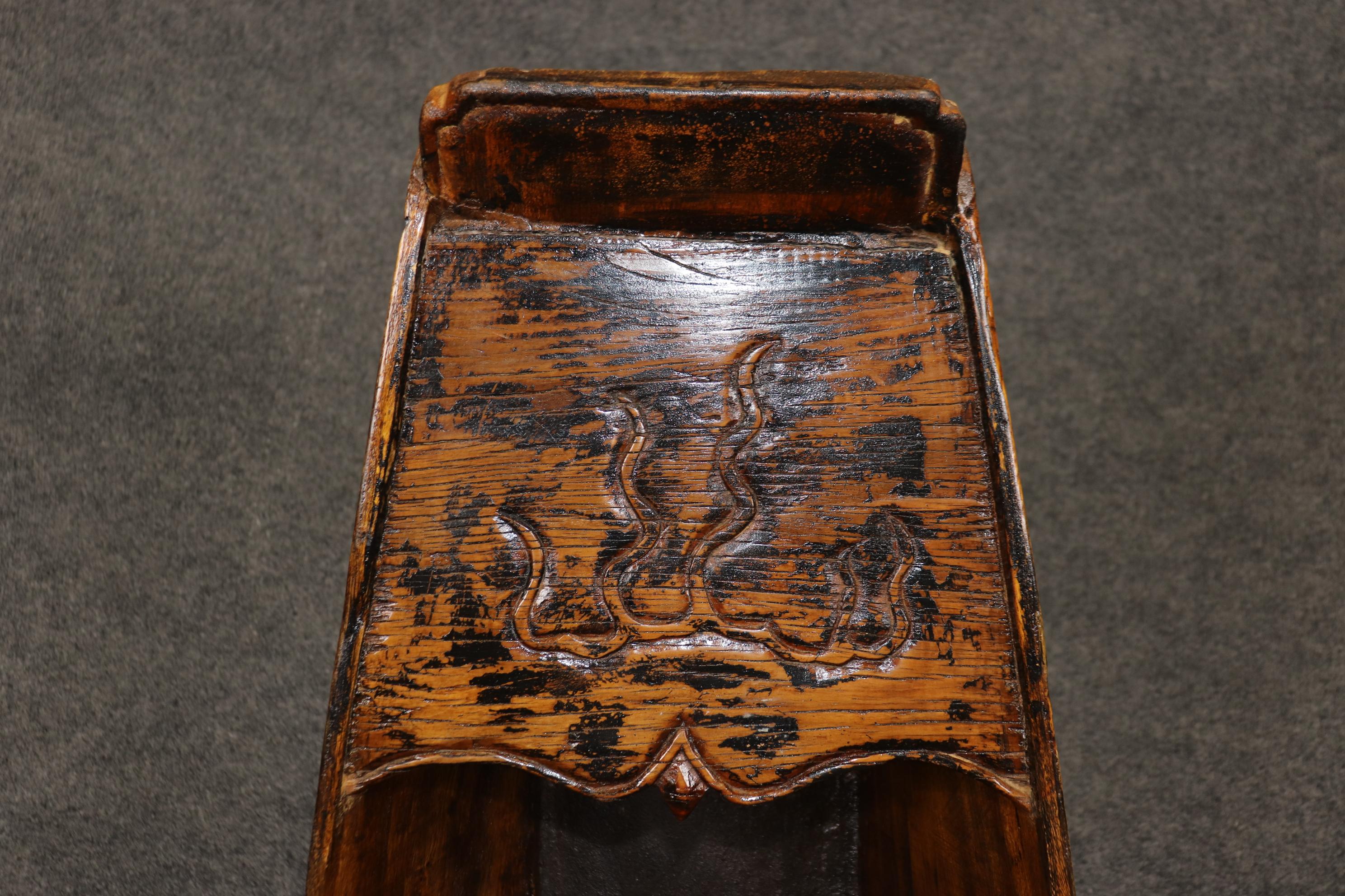 Paire unique de bibliothèques en teck sculpté en forme de canoë de dragon asiatique en vente 4
