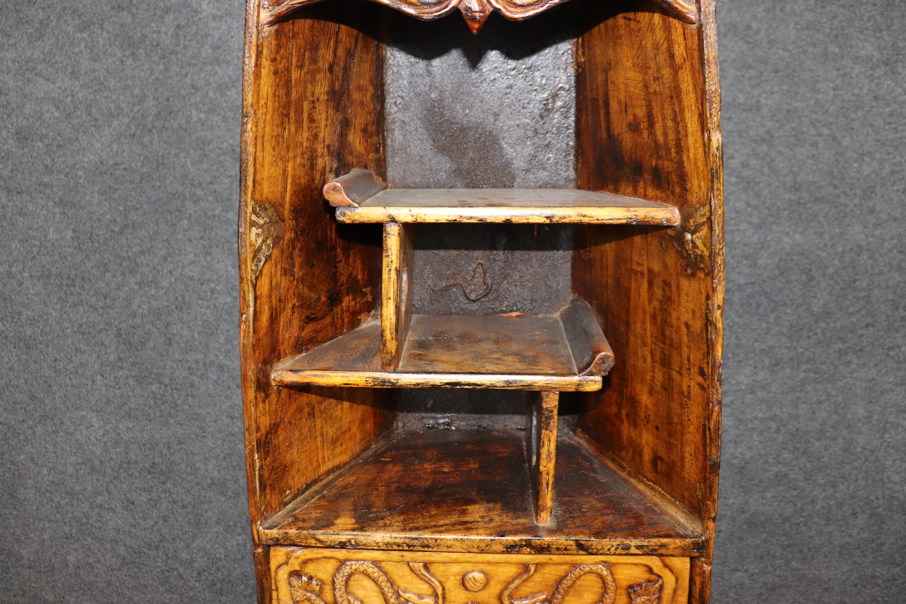 Paire unique de bibliothèques en teck sculpté en forme de canoë de dragon asiatique en vente 5