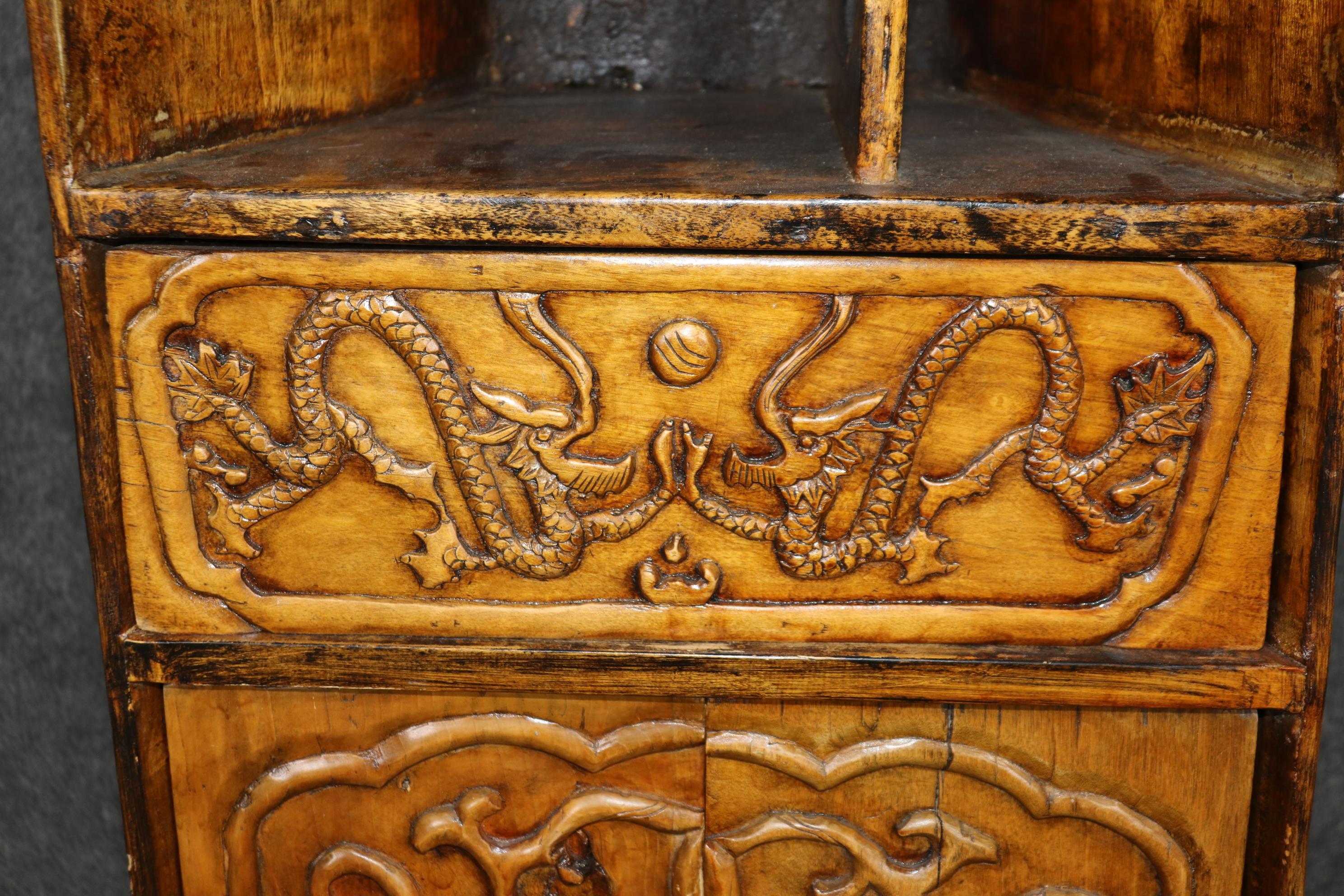Paire unique de bibliothèques en teck sculpté en forme de canoë de dragon asiatique en vente 6