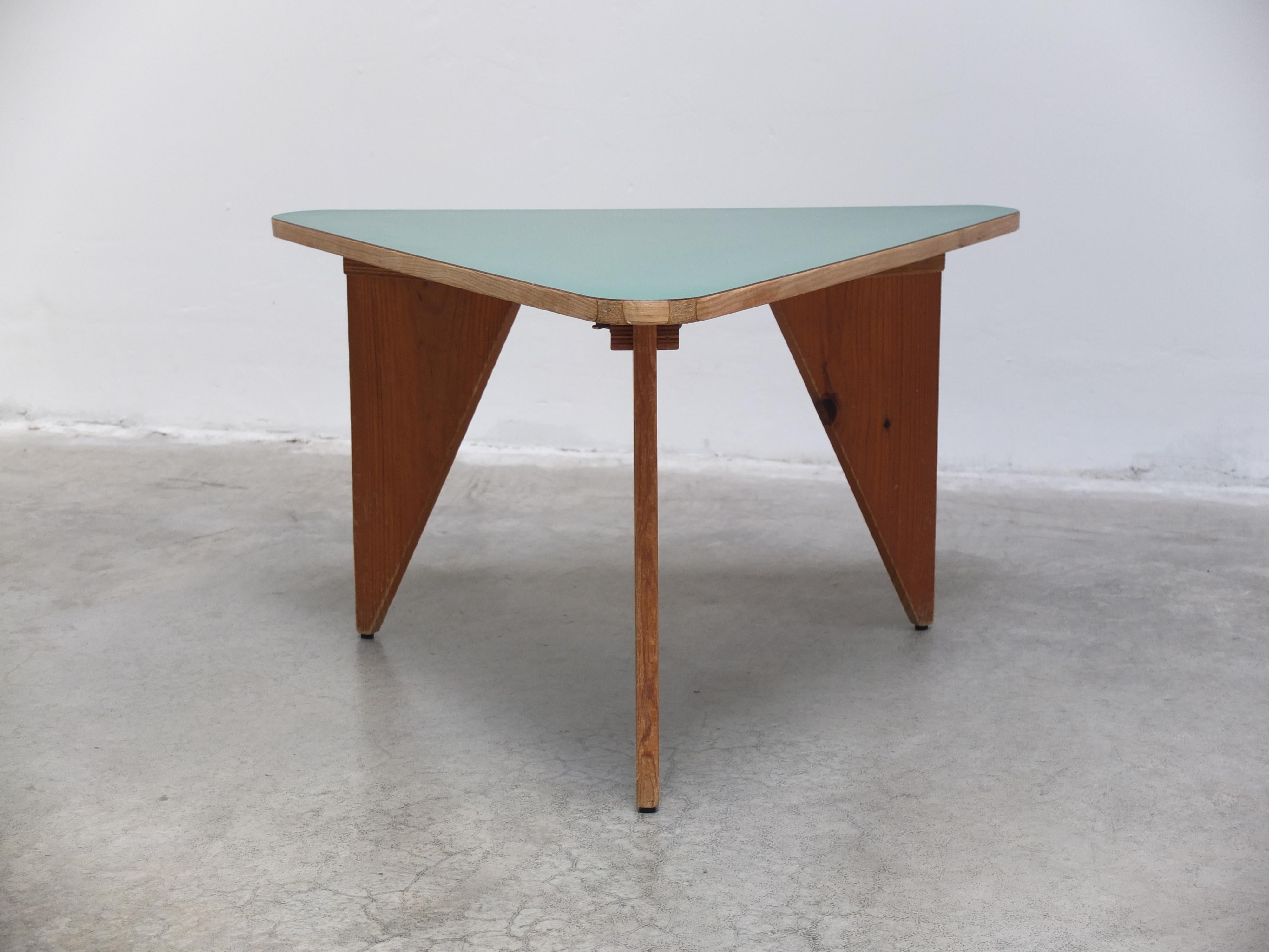 Unique Pair of Triangular Coffee or Side Tables, 1960s For Sale 7