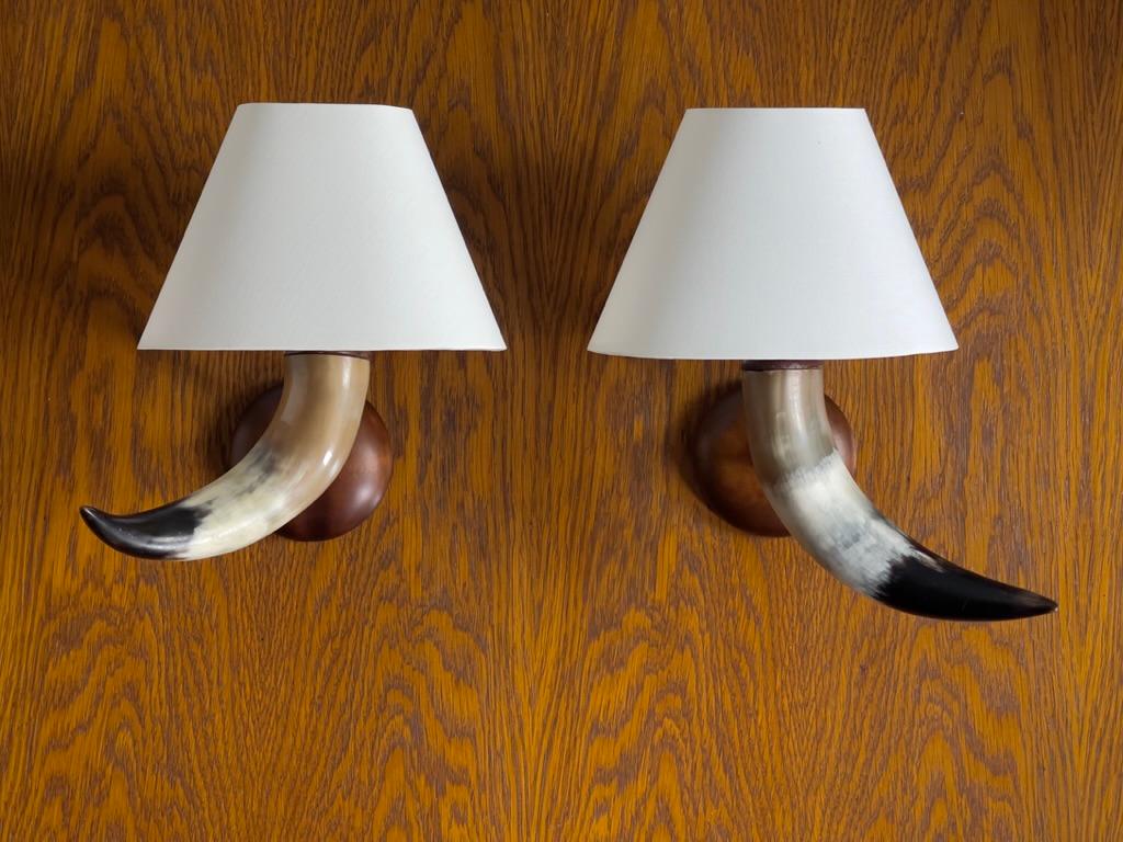 The meticulous craftsmanship applied to these wall lights underscores a commitment to preserving the authenticity of midcentury design. The careful fusion of cow horn, lacquered teak wood, and brass fixtures demands a high level of skill, resulting