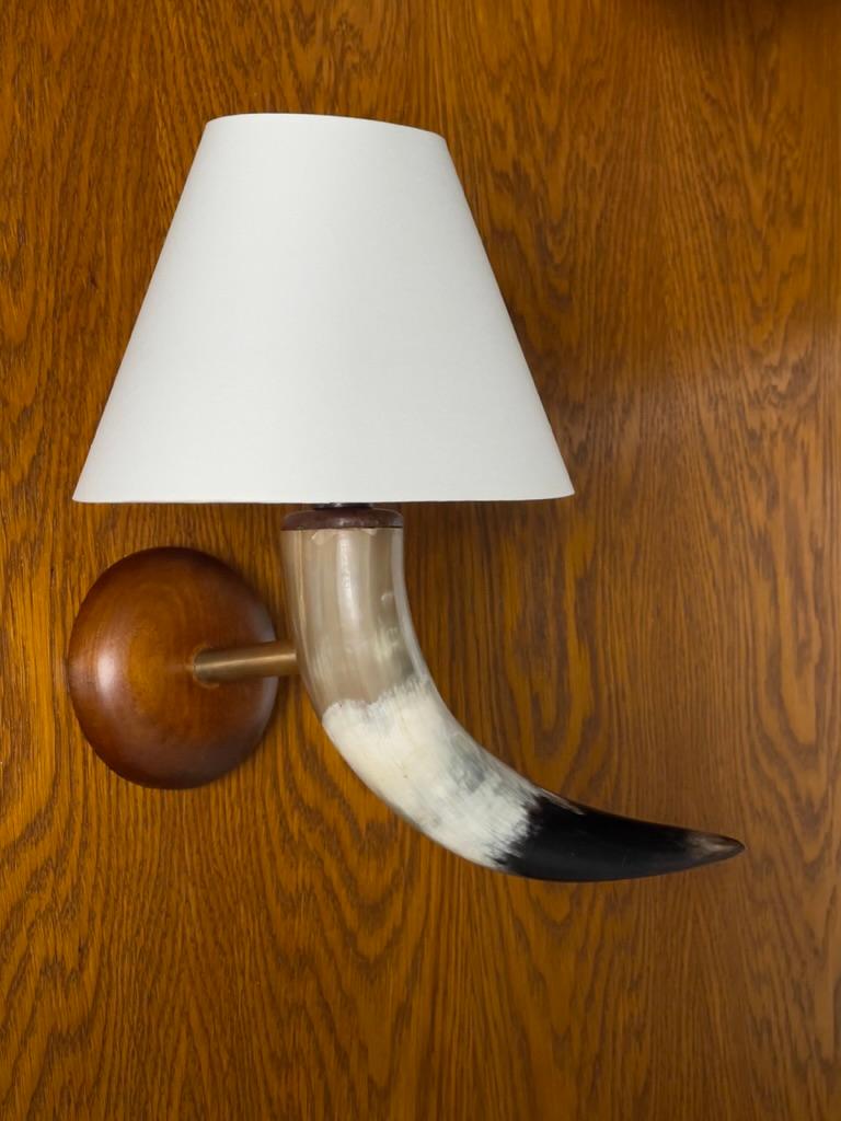 Unique Pair of wall lights made of cow horn, brass and teak Wood. Denmark 1930 In Good Condition For Sale In København K, 84
