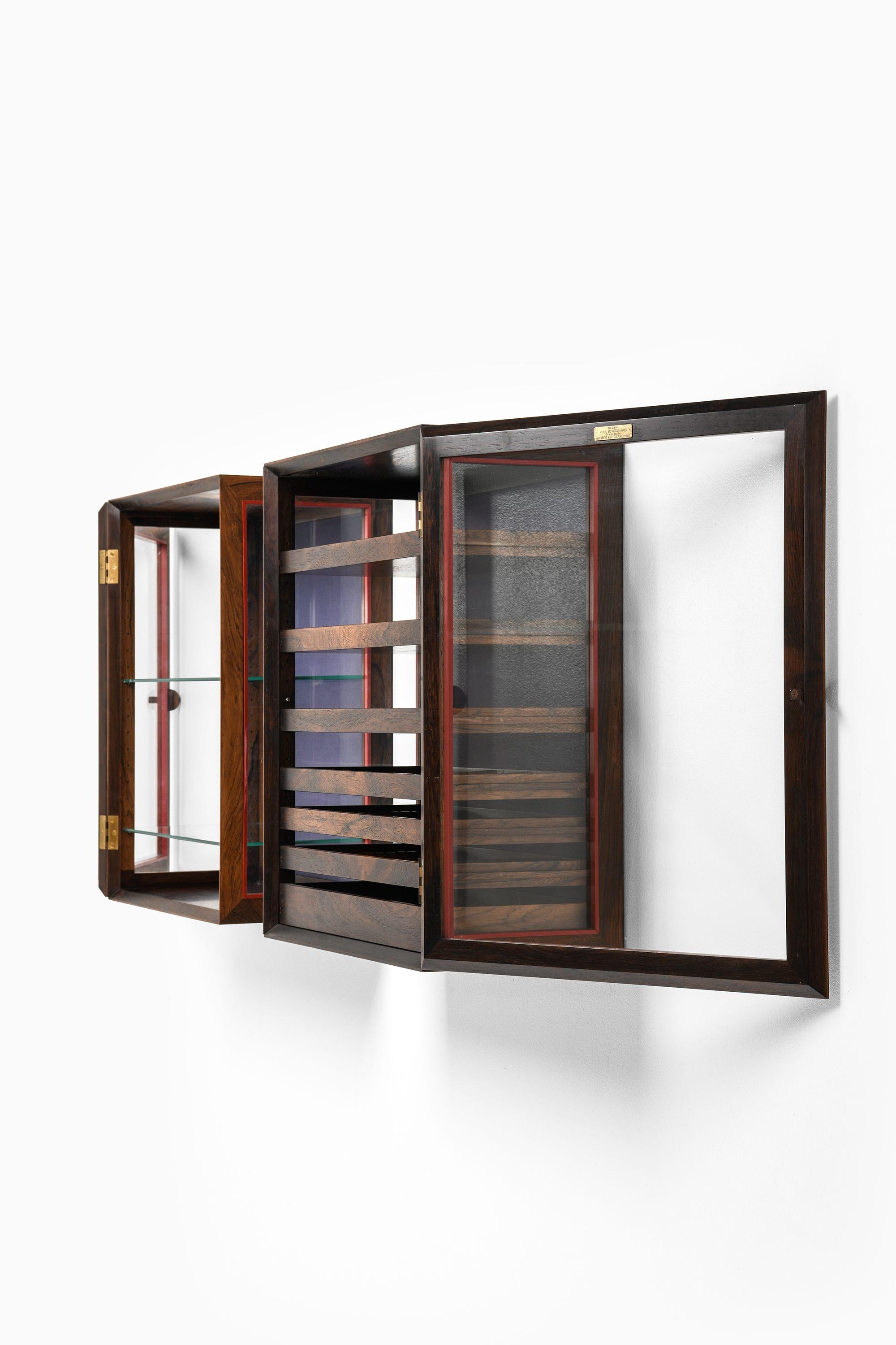 Scandinavian Modern Unique Pair of Wall Mounted Cabinets in Rosewood and Glass by Poul Østergaard For Sale