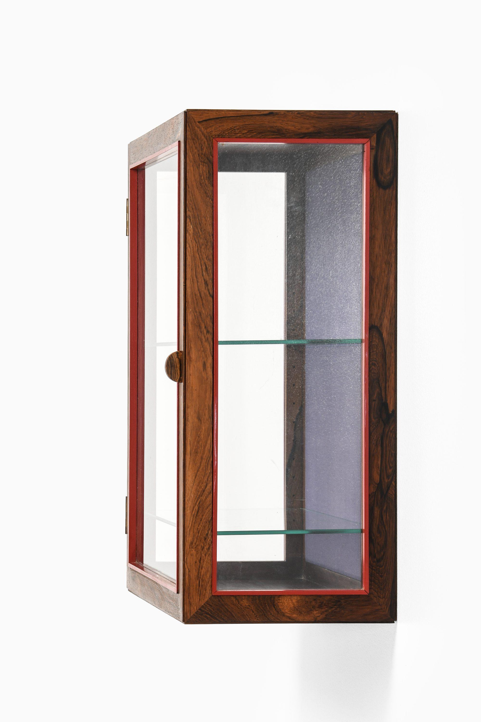 Unique Pair of Wall Mounted Cabinets in Rosewood and Glass by Poul Østergaard In Good Condition For Sale In Limhamn, Skåne län