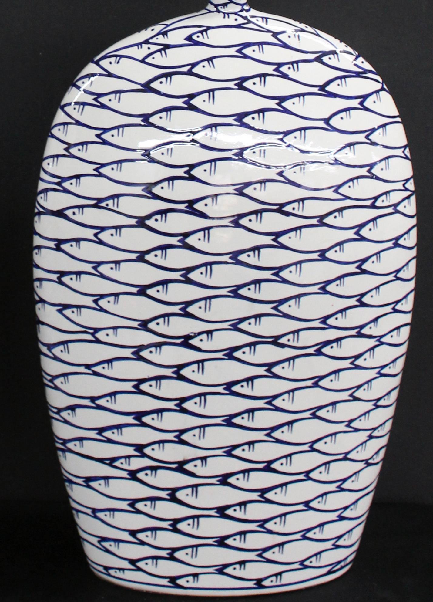 Einzigartiges Paar skurriler Keramikgefäße mit Lampenapplikation, „Schwimmender Fisch“ (Unbekannt) im Angebot
