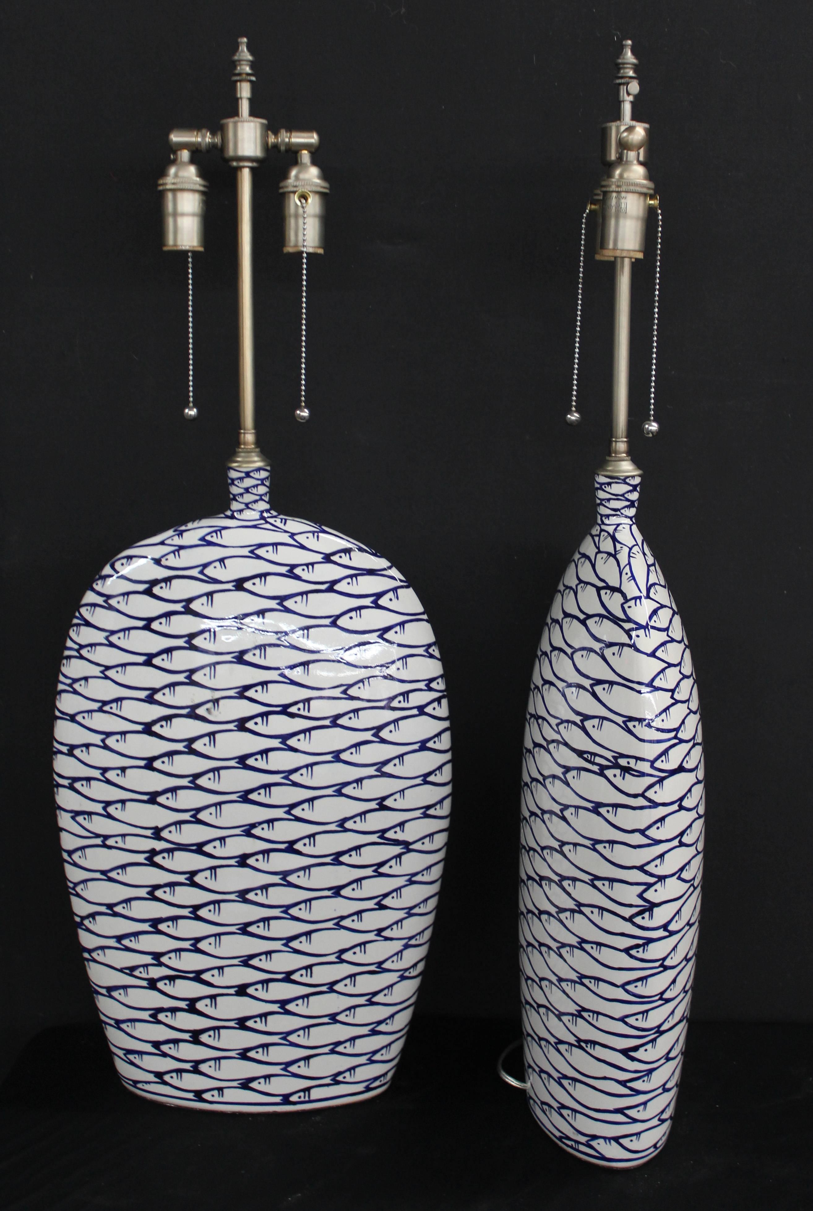 blue and white fish lamp