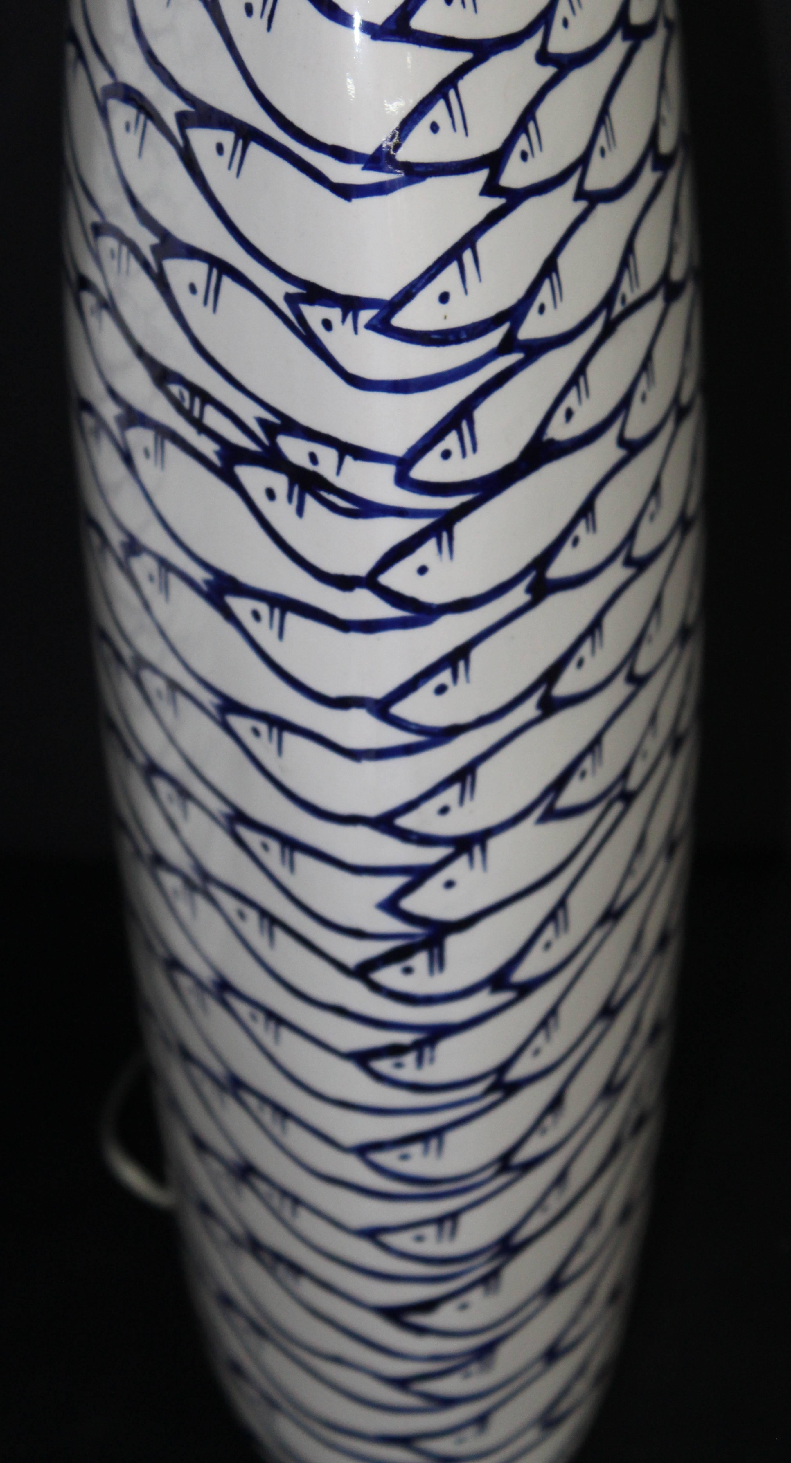 Einzigartiges Paar skurriler Keramikgefäße mit Lampenapplikation, „Schwimmender Fisch“ (21. Jahrhundert und zeitgenössisch) im Angebot