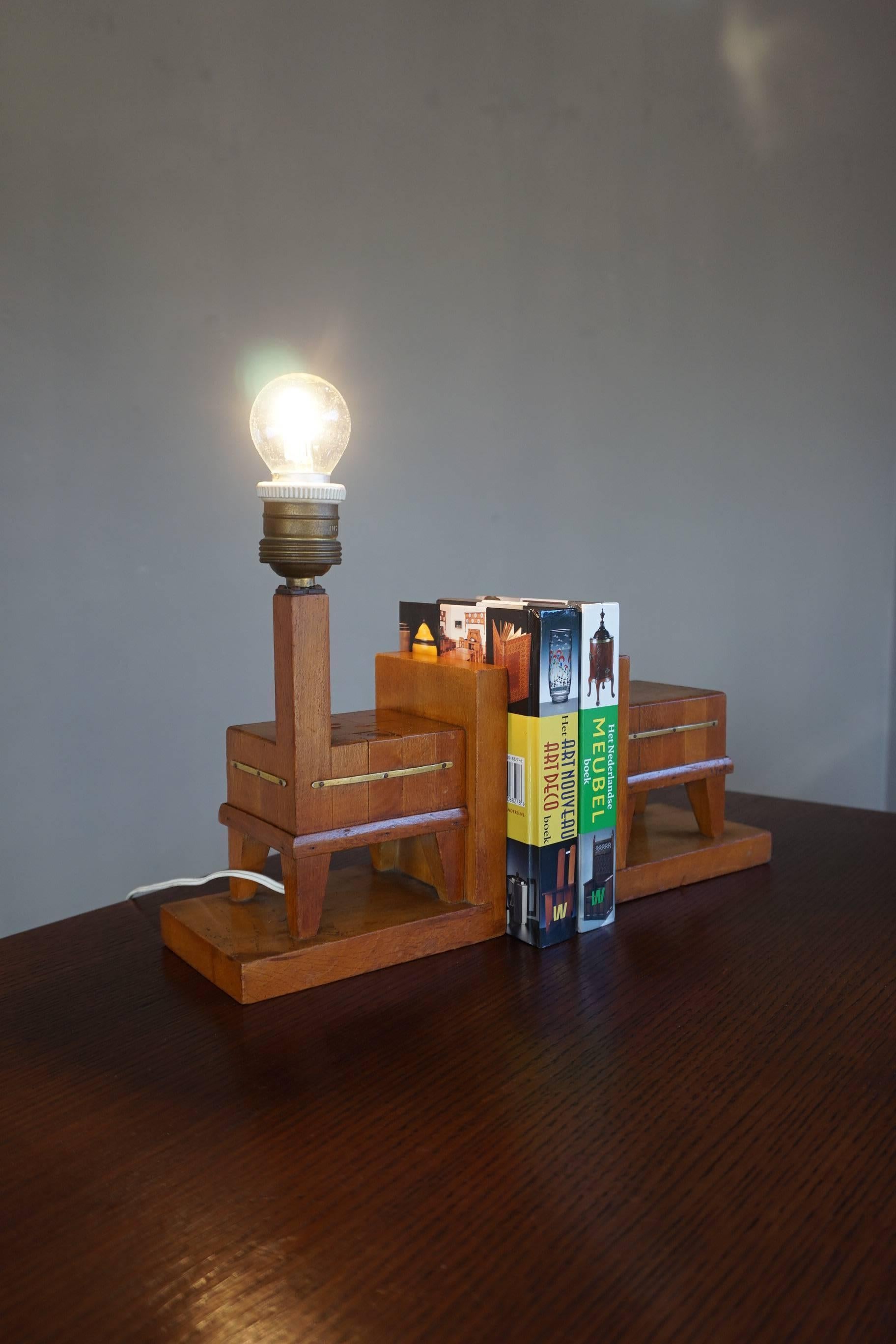 Paire de serre-livres Art Déco en bois avec lampe de table intégrée en forme de bloc de boucherie en vente 5