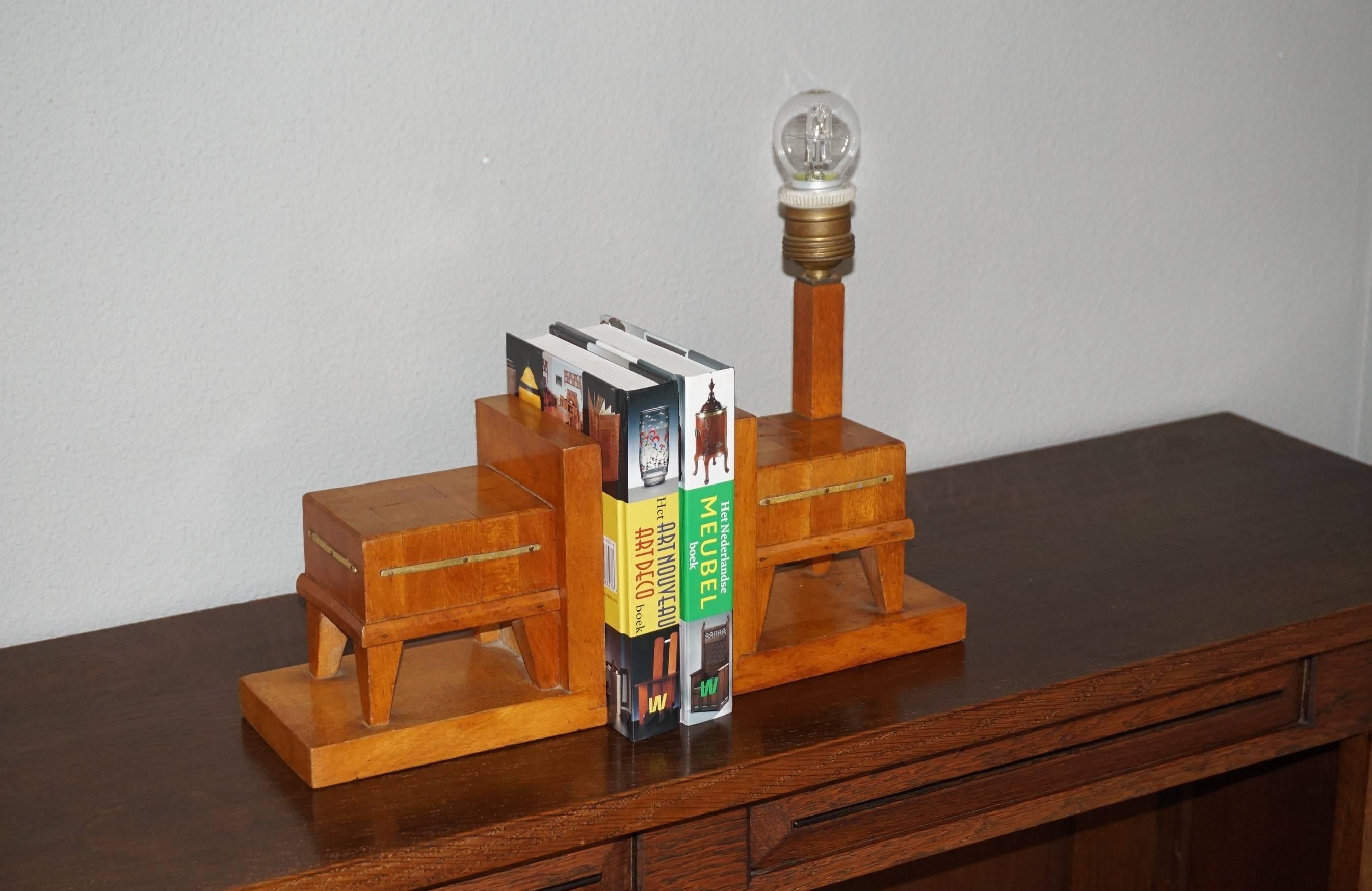 Paire de serre-livres Art Déco en bois avec lampe de table intégrée en forme de bloc de boucherie en vente 1