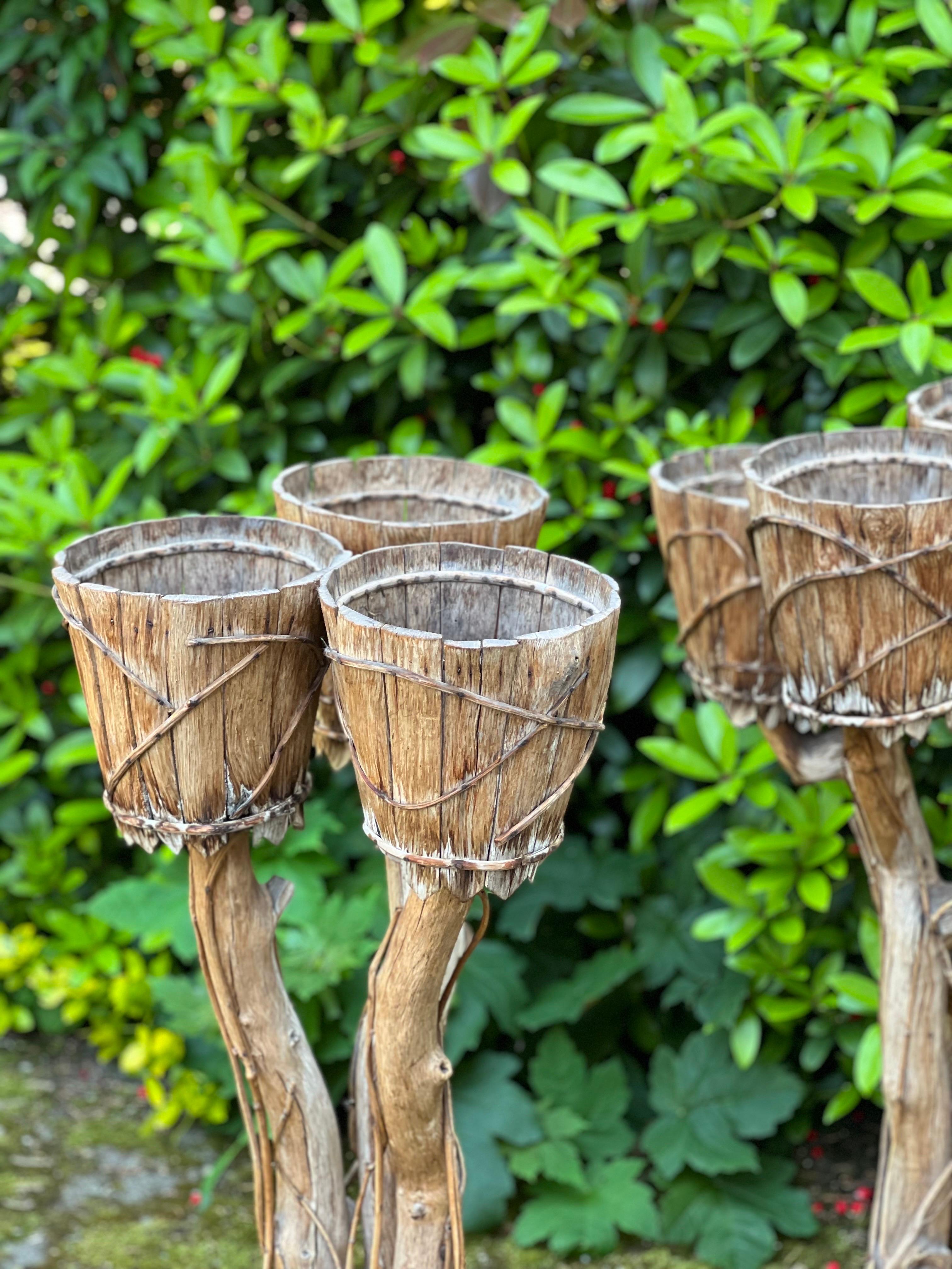Pareja única de jardineras con pedestal de madera, Francia años 50 en Bastante bueno estado para la venta en Forest, BE