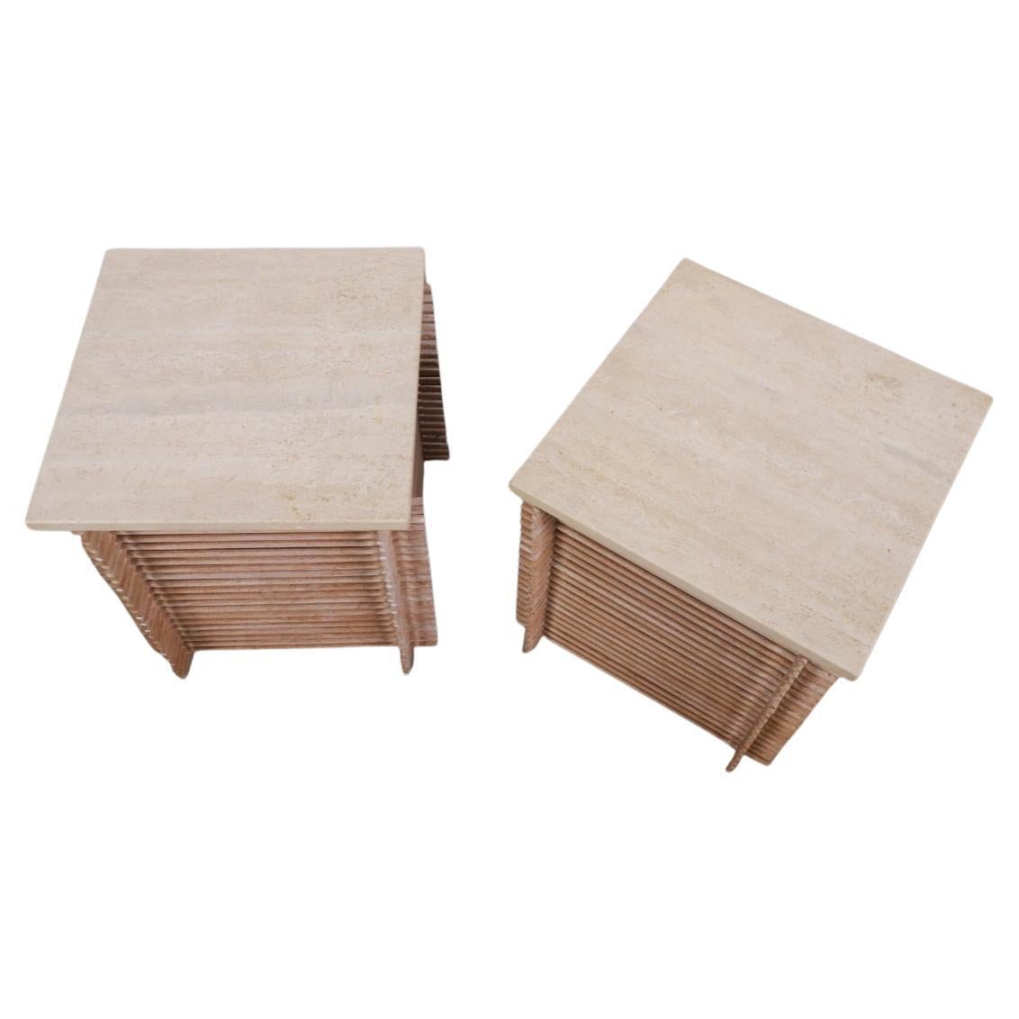 Mid-Century Modern Paire de tables d'appoint en travertin avec bases empilées en bois de chevalet en vente