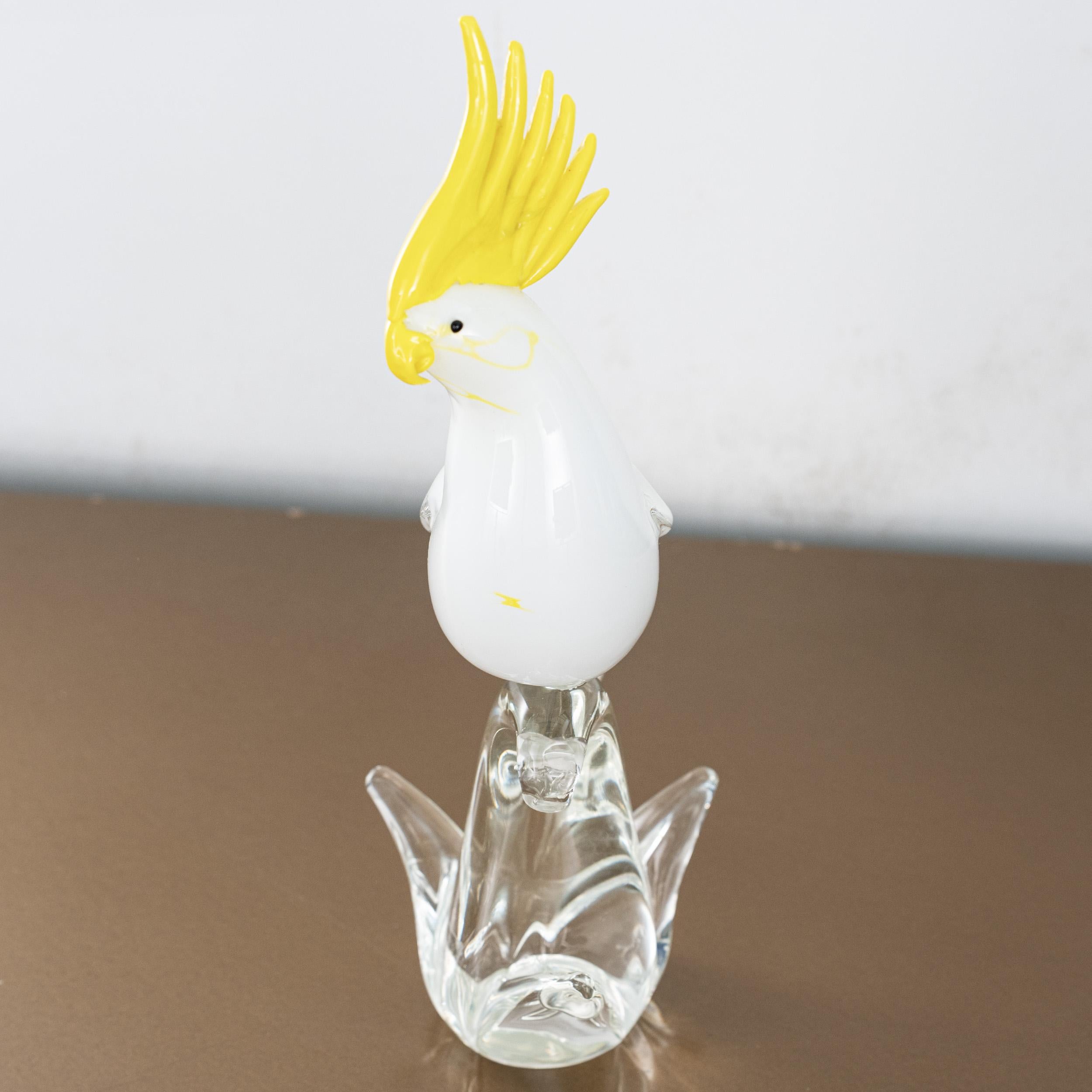 Italiano Scultura unica di pappagallo in vetro di Murano, vetro artistico giallo bianco di Formia Murano in vendita