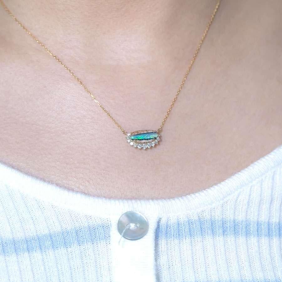 Arts and Crafts Collier d'Opale de Boulder Australienne Halo Diamant Or Jaune 18K en vente