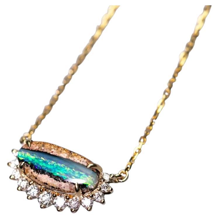Collier d
Opale de Boulder Australienne Halo Diamant Or Jaune 18K en vente