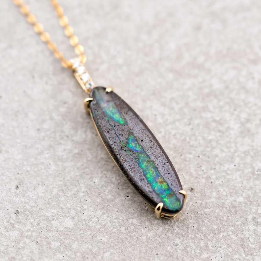Collana con ciondolo in oro giallo 18 carati con motivo unico Boulder Opal Diamond.


Spedizione nazionale gratuita USPS di prima classe!  Garanzia limitata di un anno gratuita!  Borsa o scatola regalo in omaggio con ogni ordine!



L'opale, la
