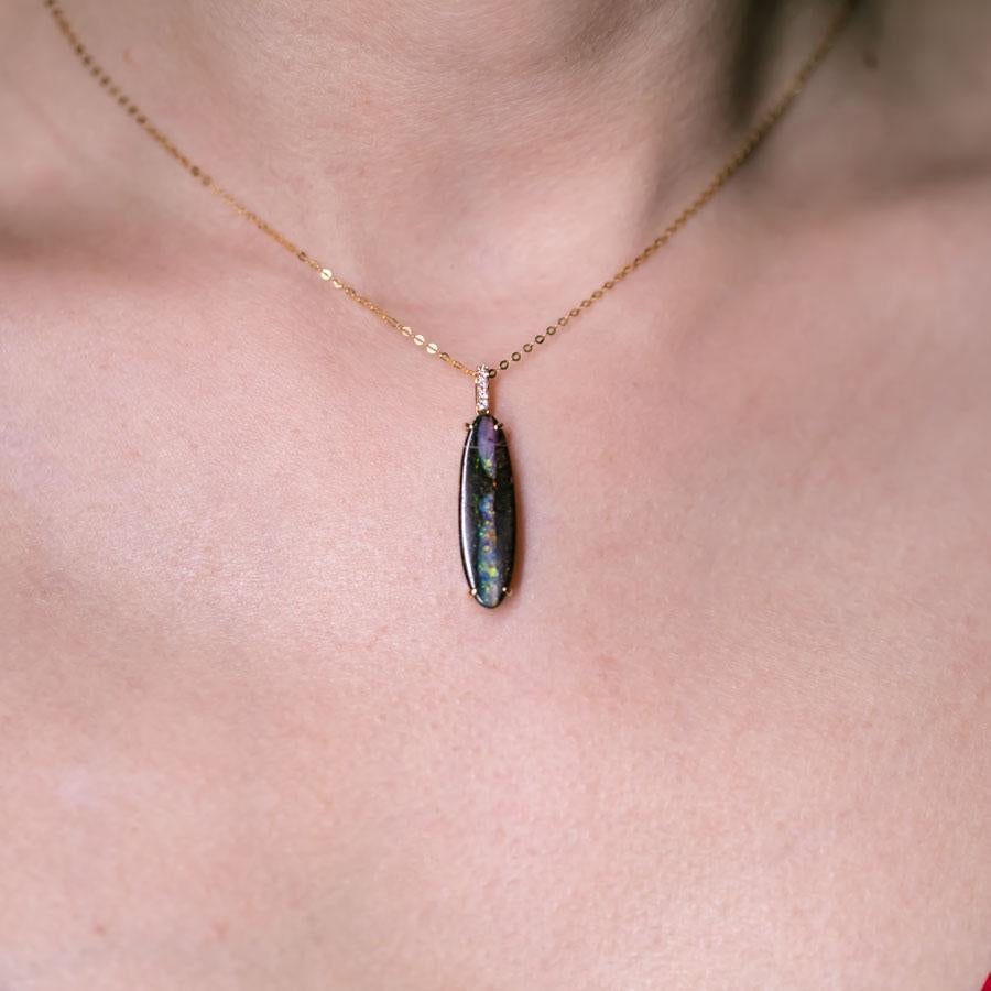 Taglio brillante Collana con ciondolo Boulder Opal Diamond dal motivo unico in oro giallo 18 carati in vendita