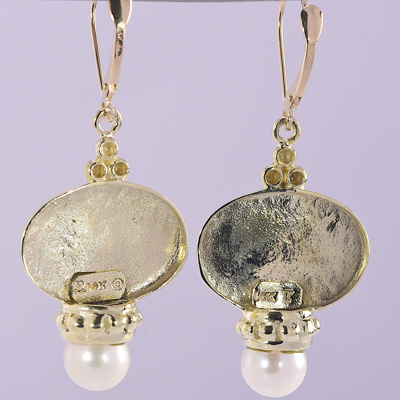 Natural Freshwater Pearl Earrings Yellow Gold 14K Pegasus Motif 

Stones: Natural Freshwater Pearl 
Metal: Yellow Gold 
Purity: 14K 
Style: Pegasus Motif Earrings 
Total Gram Weight: 9.80

JESSUP'S PRICE: $699.00

163252-1
Unique Pegasus Motif!