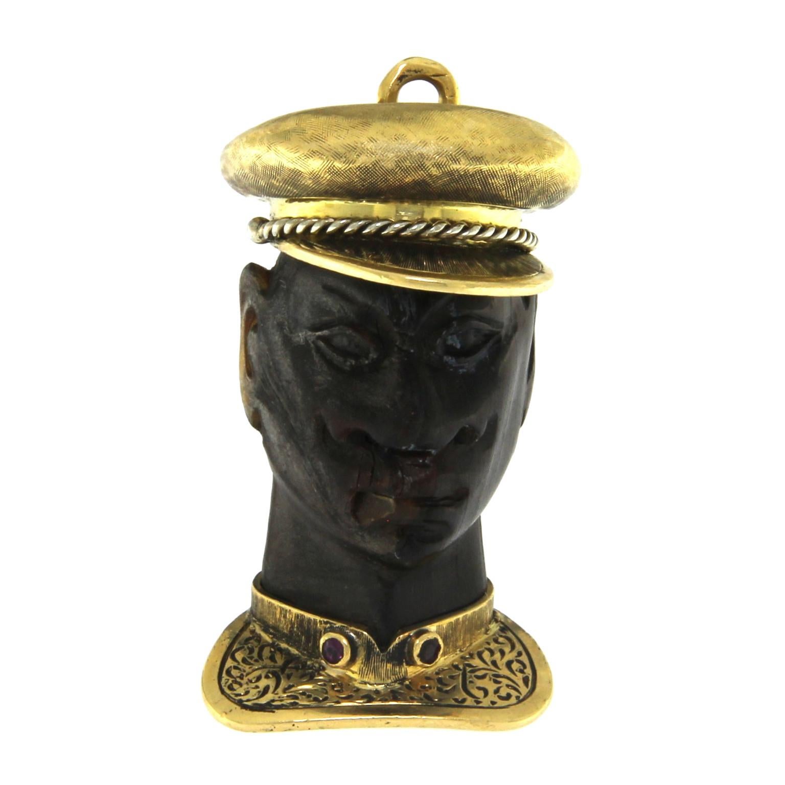 unique pendant 18K yellow gold and ebony

Ebony is engraved representing a male face

total weigh is 15 g