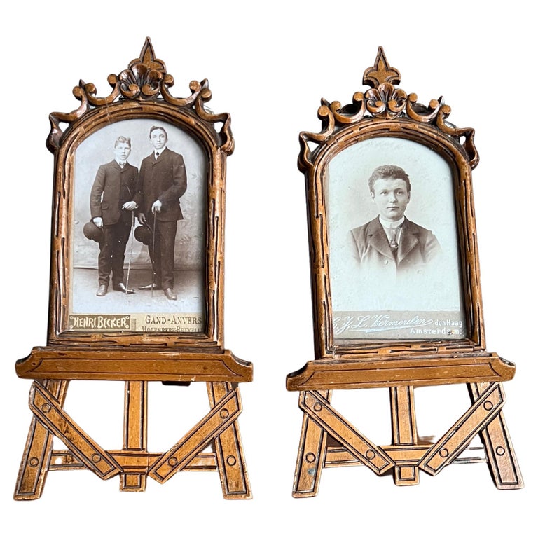 https://a.1stdibscdn.com/unique-perfect-pair-arts-crafts-photograph-picture-frames-miniature-easels-for-sale/f_23413/f_267520421641206862183/f_26752042_1641206862973_bg_processed.jpg?width=768