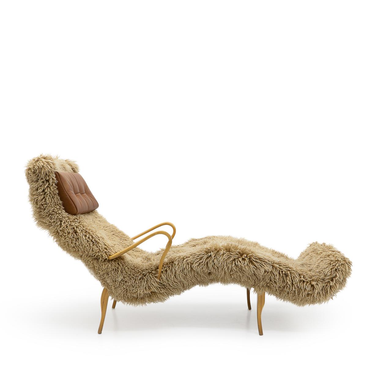 La chaise longue Pernilla 3 a été conçue en 1944 et est considérée comme l'une des œuvres les plus importantes du designer suédois Bruno Mathsson. 

La carrière de Mathsson a débuté en 1931 lorsqu'il a conçu une chaise pour la salle d'attente d'un