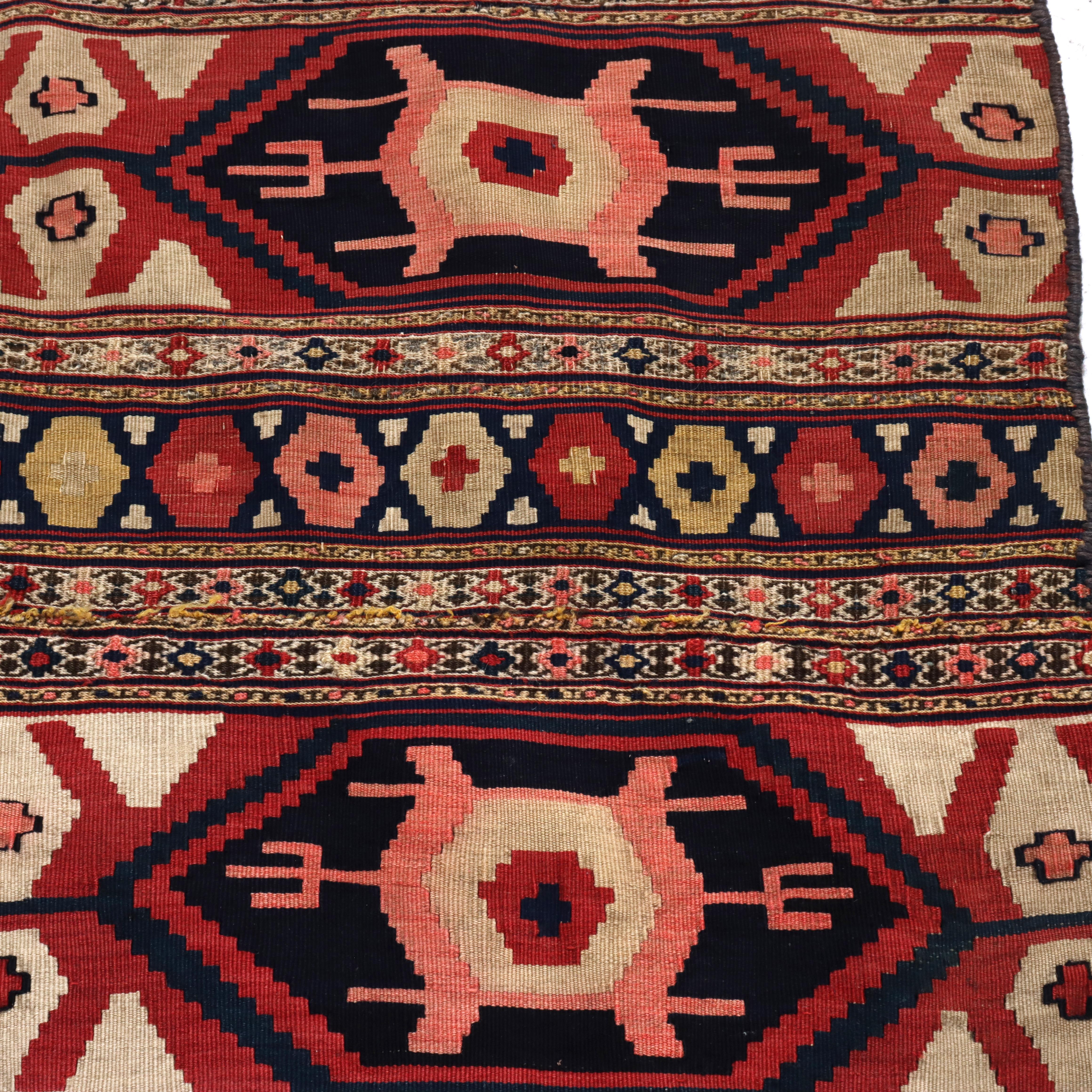Einzigartiger persischer Kilim-Wollteppich C1930 im Angebot 1