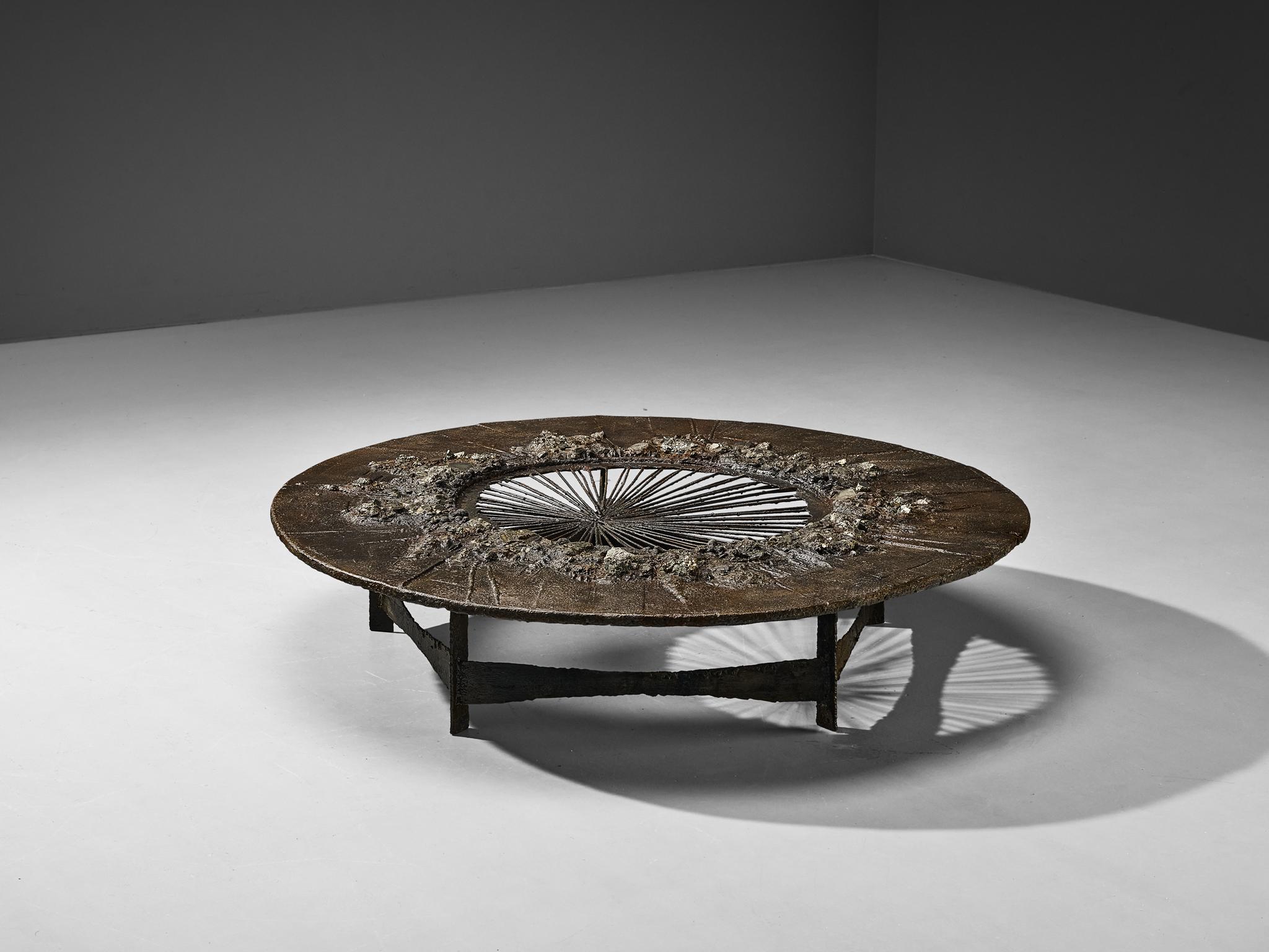Pierre Table basse unique Pia Manu fabriquée à la main en pyrite et Ammonite  en vente
