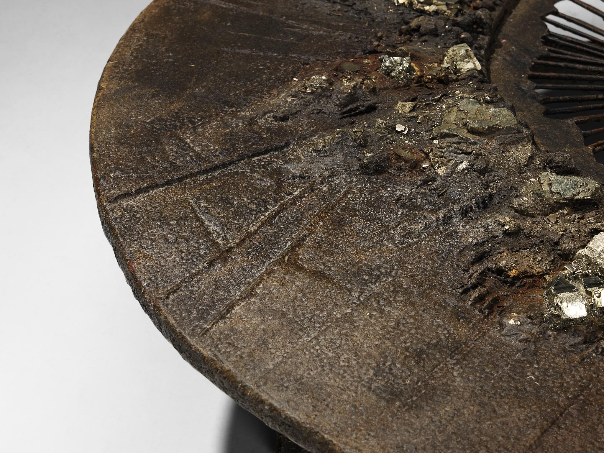 Table basse unique Pia Manu fabriquée à la main en pyrite et Ammonite en vente 1
