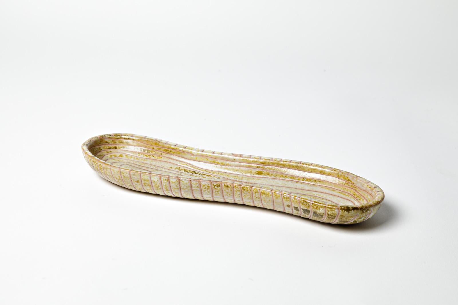 Le Triskel

Pièce unique française en céramique par Le Triskel

Réalisé vers 1950

Décoration abstraite en céramique blanche et jaune

Condition originale parfaite.

Signé 

Hauteur 3 cm
Long 28 cm