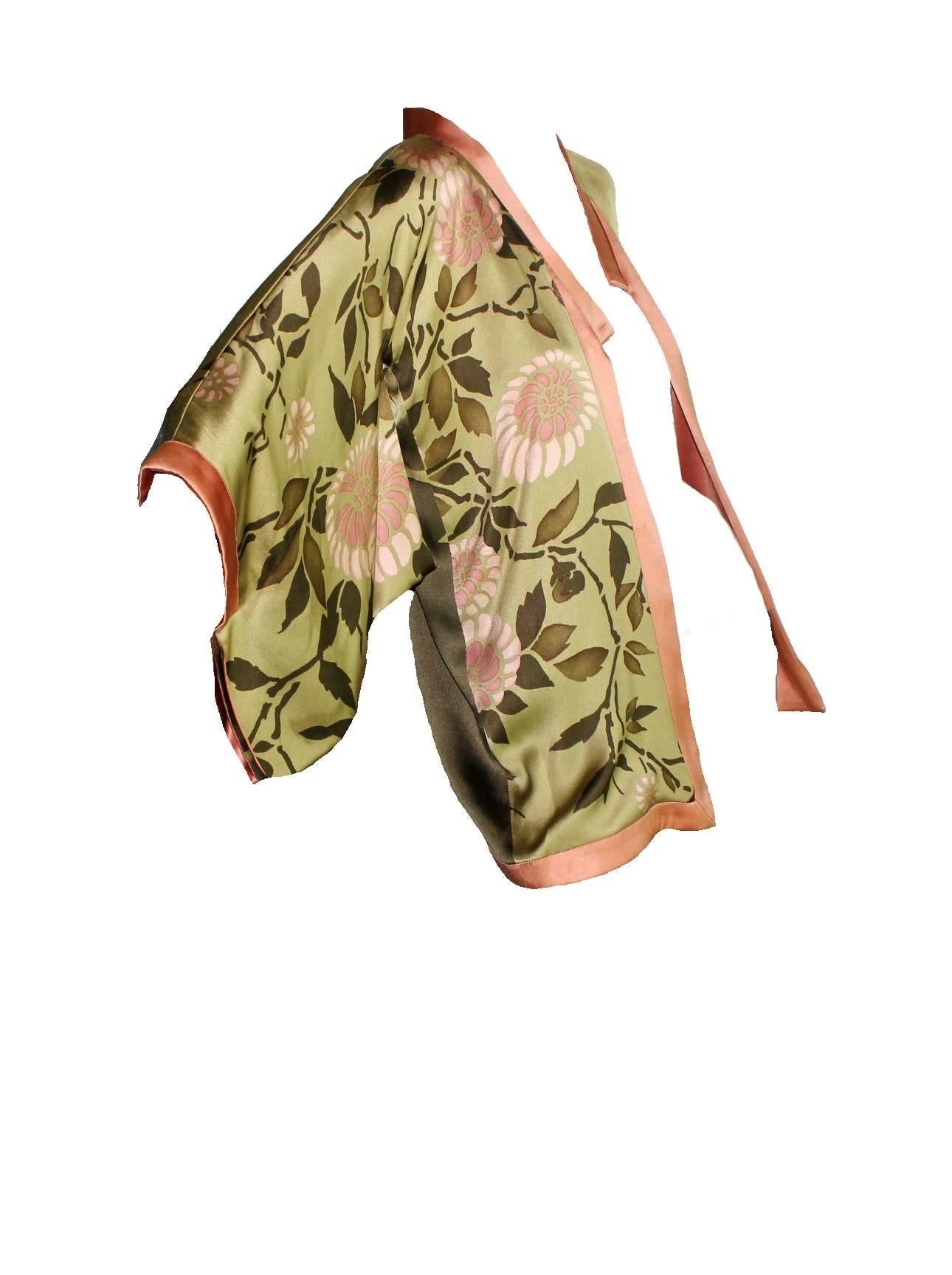 Extremely rare Gucci by Tom Ford Kimono Jacket
From one of his most famous collections for Gucci in 2003
This Kimono variation is an unique piece, it was not produced for the boutiques
A one-of piece that should be part of a Gucci collection
Classic