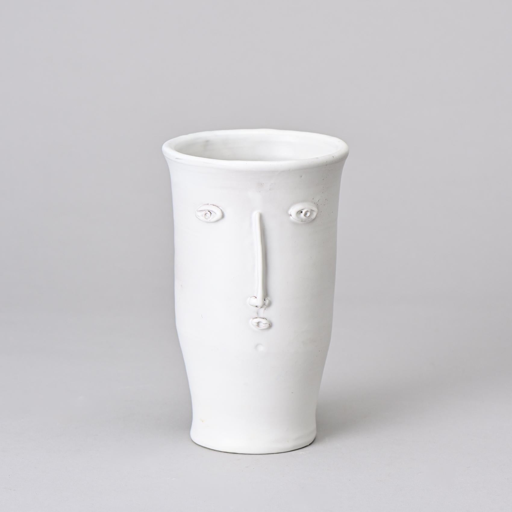Face vase designed by Robert and Jean Cloutier in the 1970s.

Made of red ceramic with a white glaze, this piece features a stylized face in relief - a poetic and expressive motif emblematic of the Cloutier brothers' artistic vocabulary.

Signed