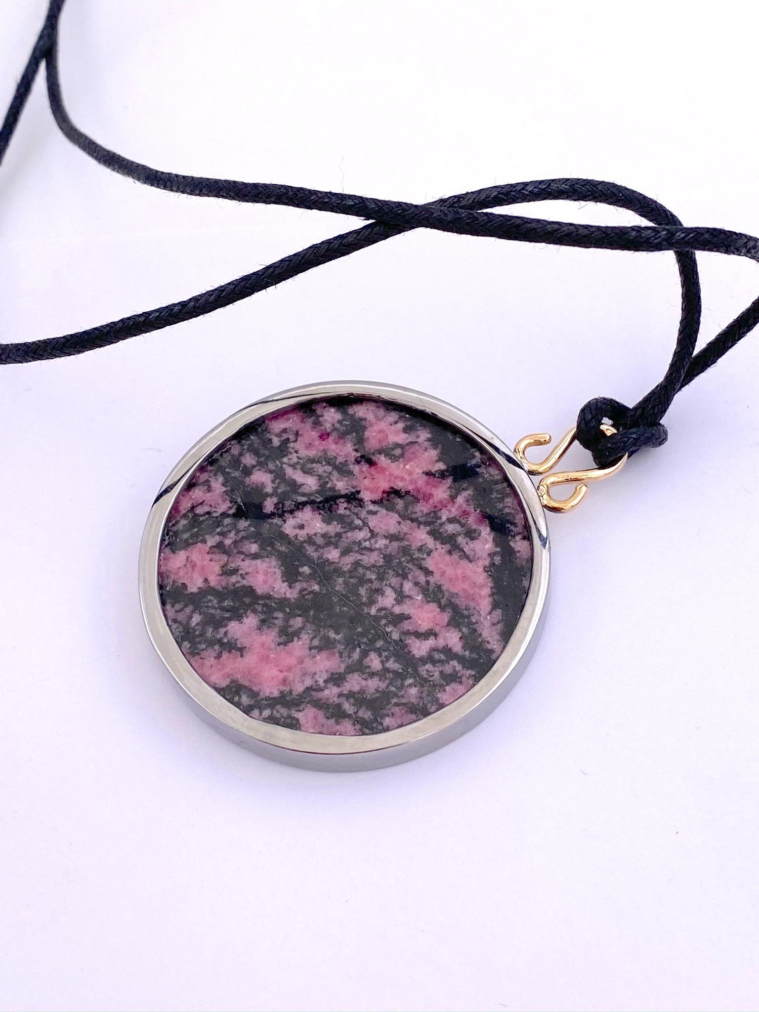 Women's or Men's Unique Piece Gold Silver Pink and Black Gecko Pendent Silk Necklace For Sale