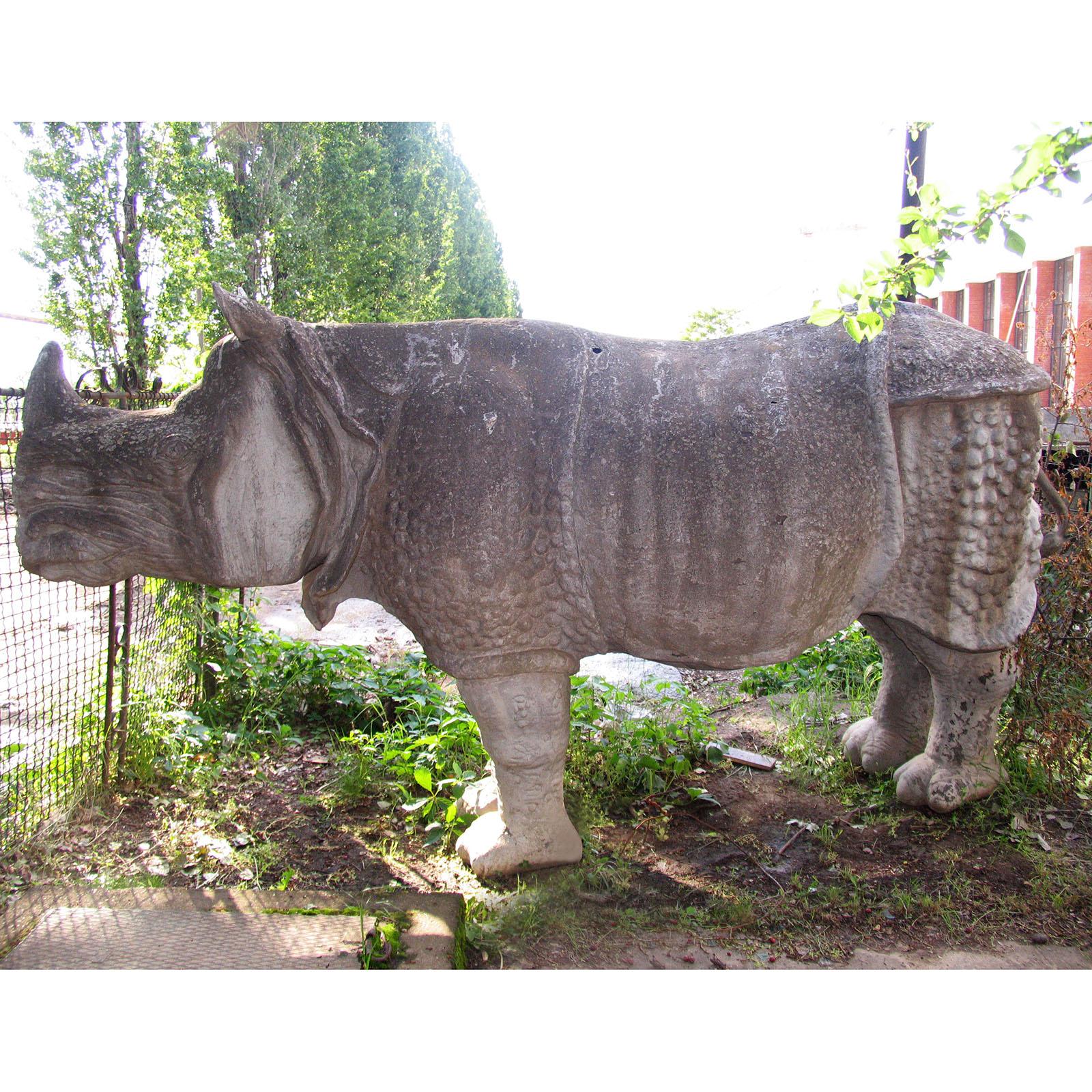 Unique piece, huge (3,8 m / 12 ft width and 2 m/6,5 ft high) garden statue of an Indian Rhinoceros. Made of fiberglass, with a wonderful patina, this gorgeous sculpture of an endangered species would make the attraction point of your garden or even