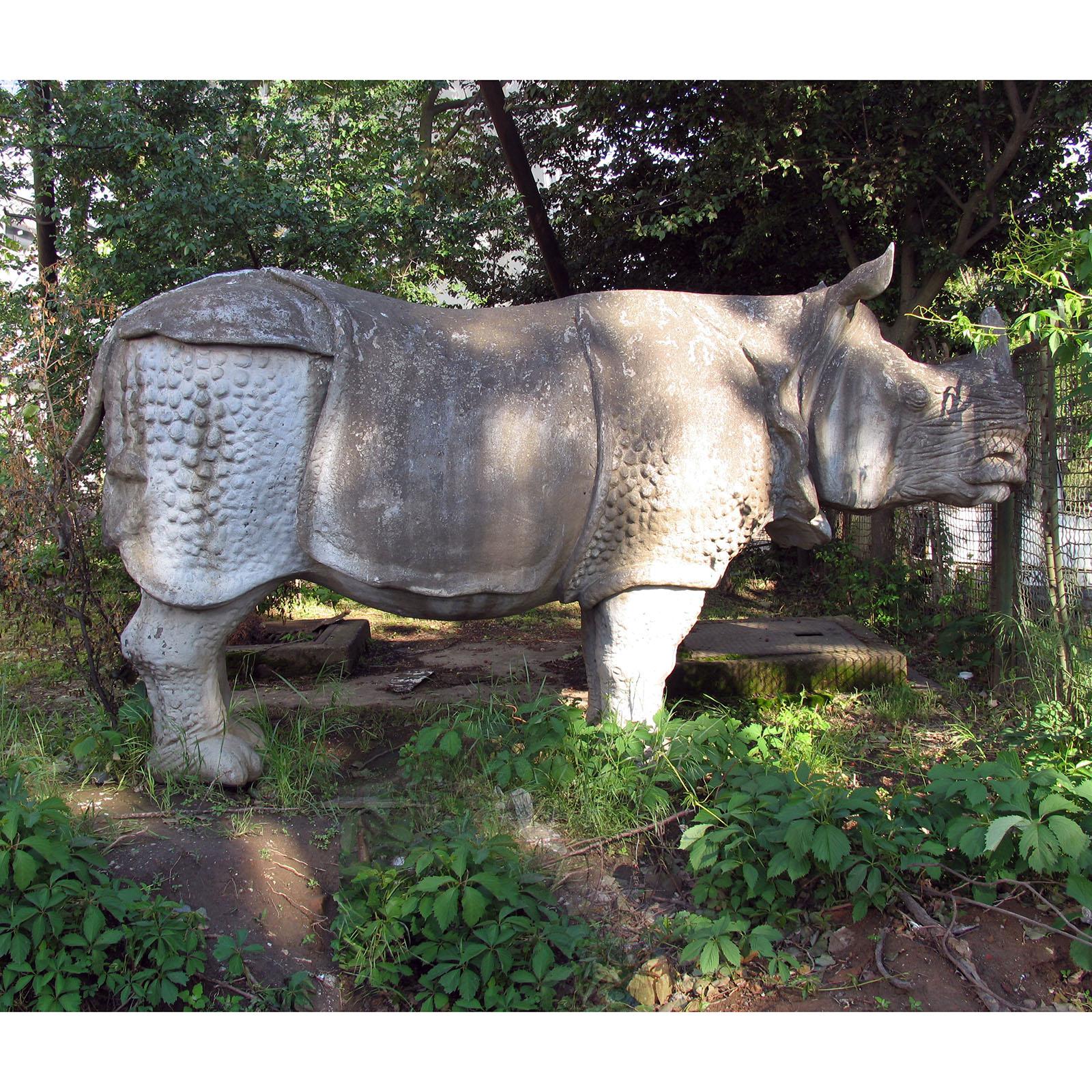 Unique Piece Huge Garden Sculpture Indian Rhinoceros In Good Condition In Bochum, NRW